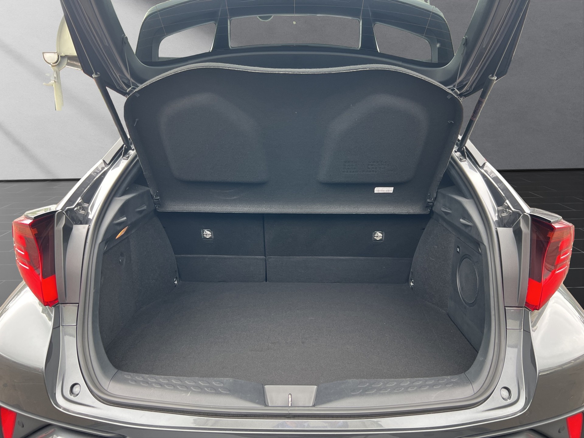TOYOTA C-HR 2.0 VVTi HSD Trend-image-10