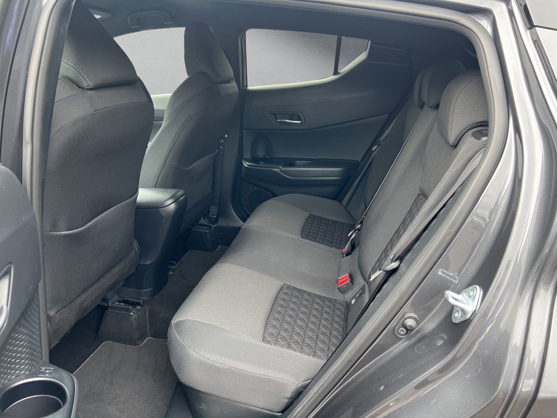 TOYOTA C-HR 2.0 VVTi HSD Trend-image-9