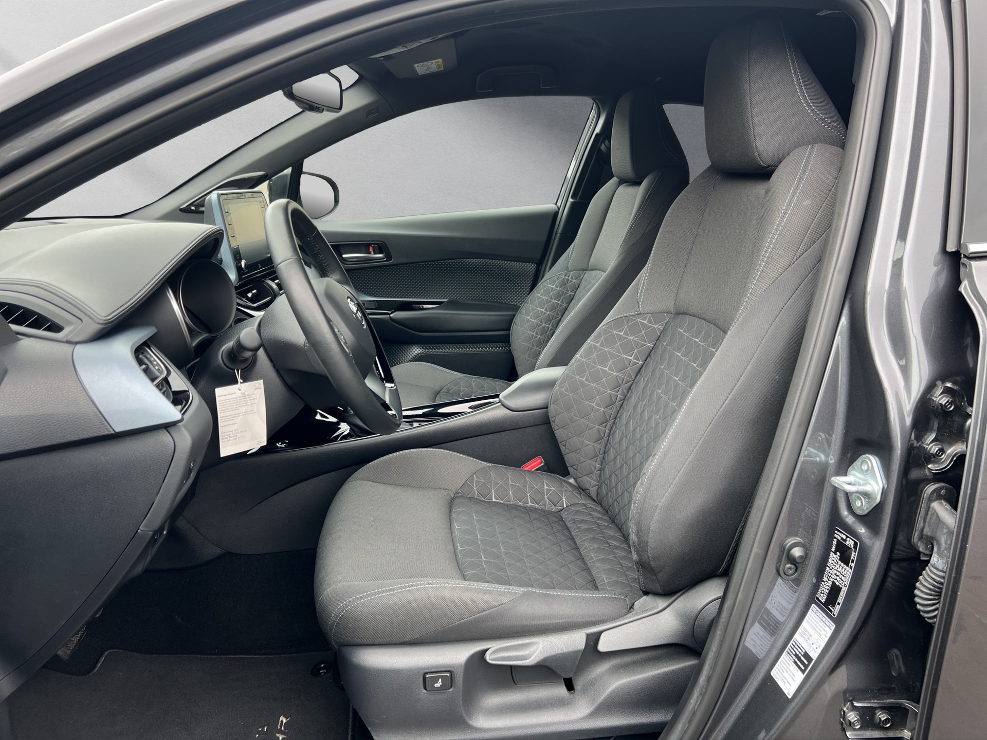TOYOTA C-HR 2.0 VVTi HSD Trend-image-8