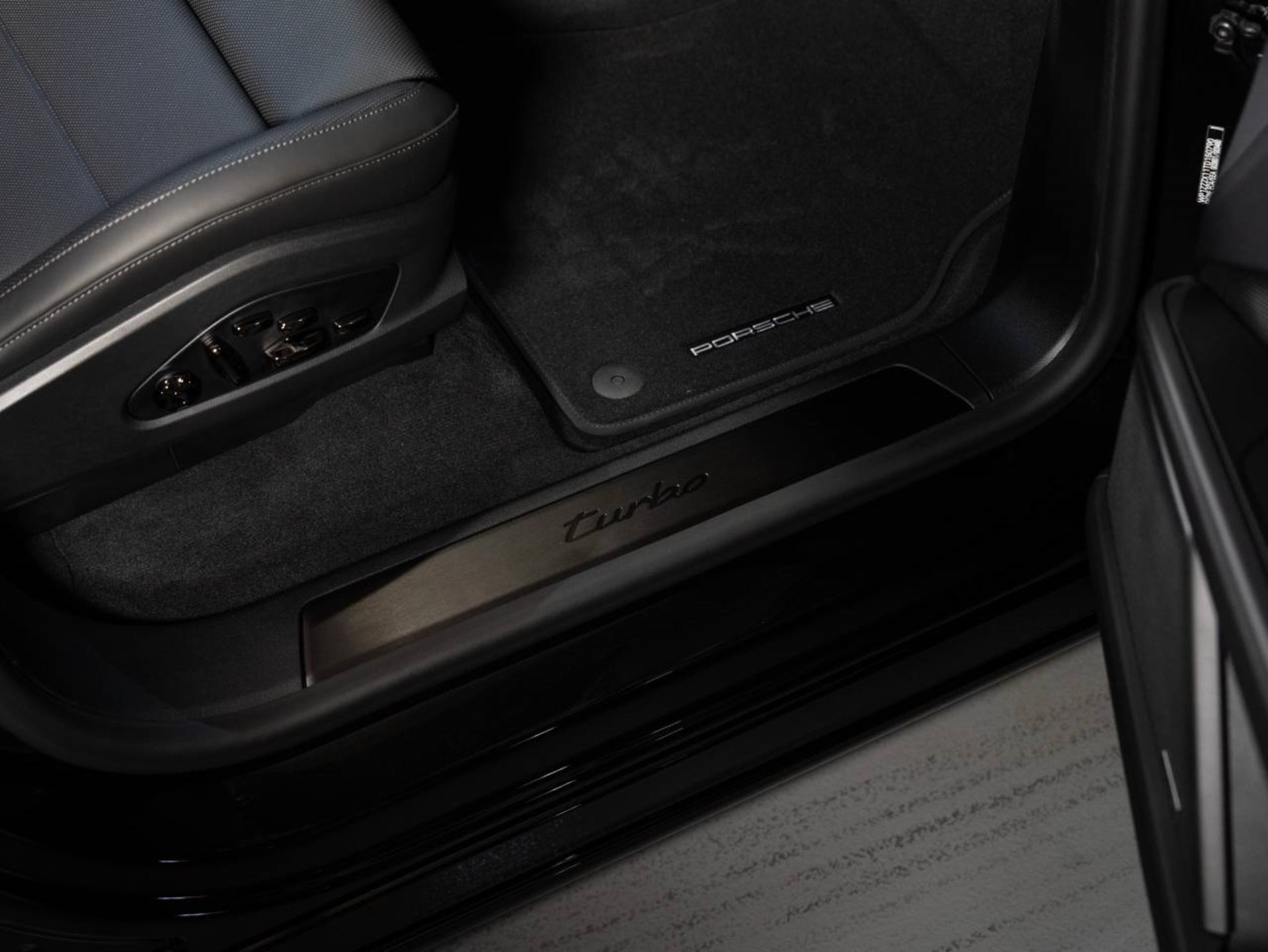 PORSCHE Cayenne Turbo Electric-image-19