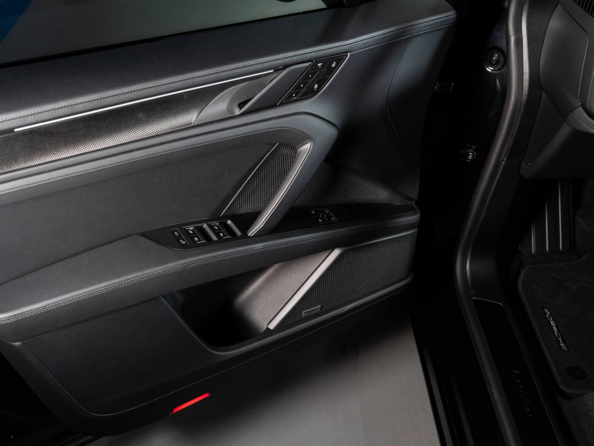 PORSCHE Cayenne Turbo Electric-image-15