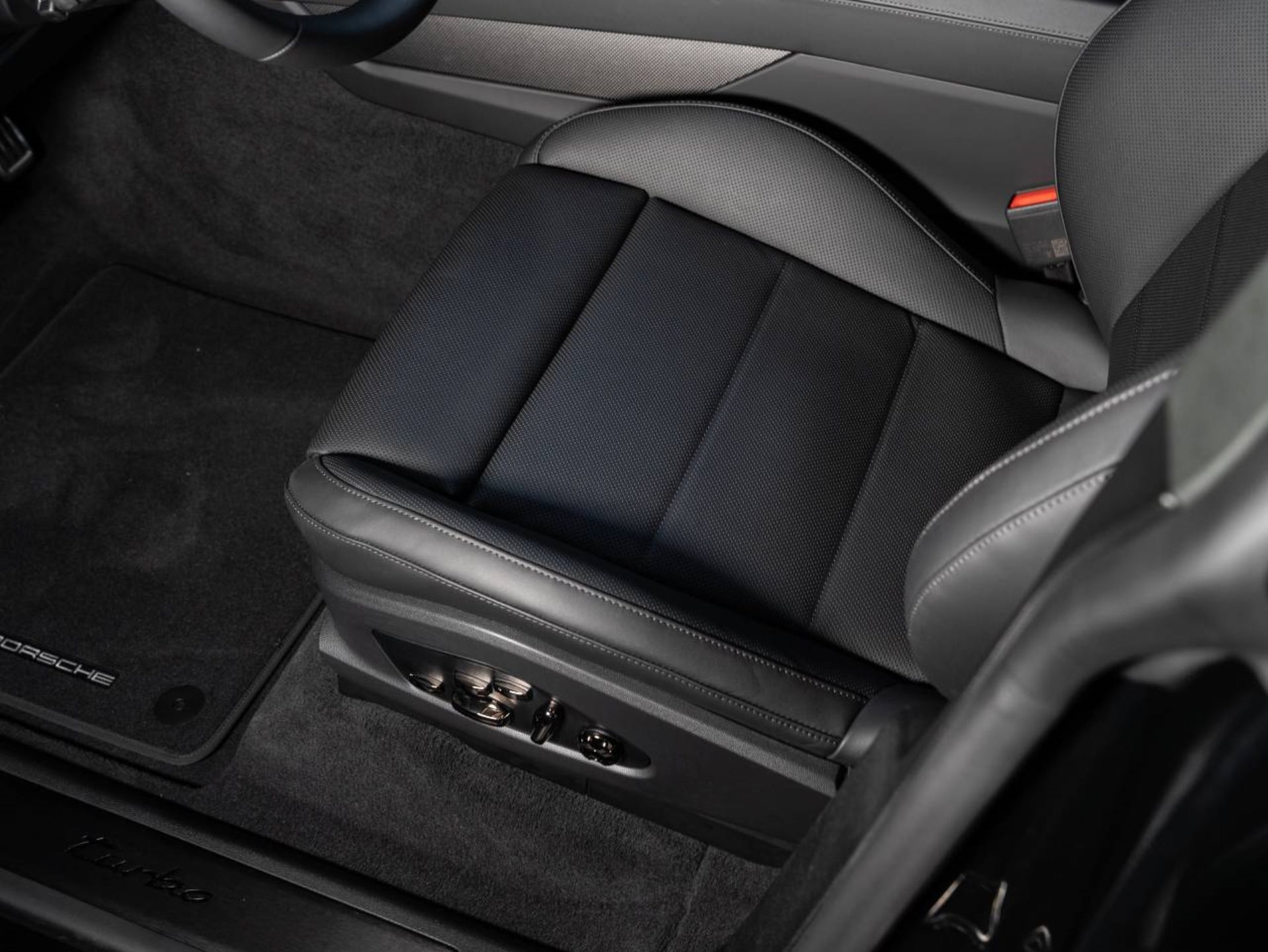 PORSCHE Cayenne Turbo Electric-image-18