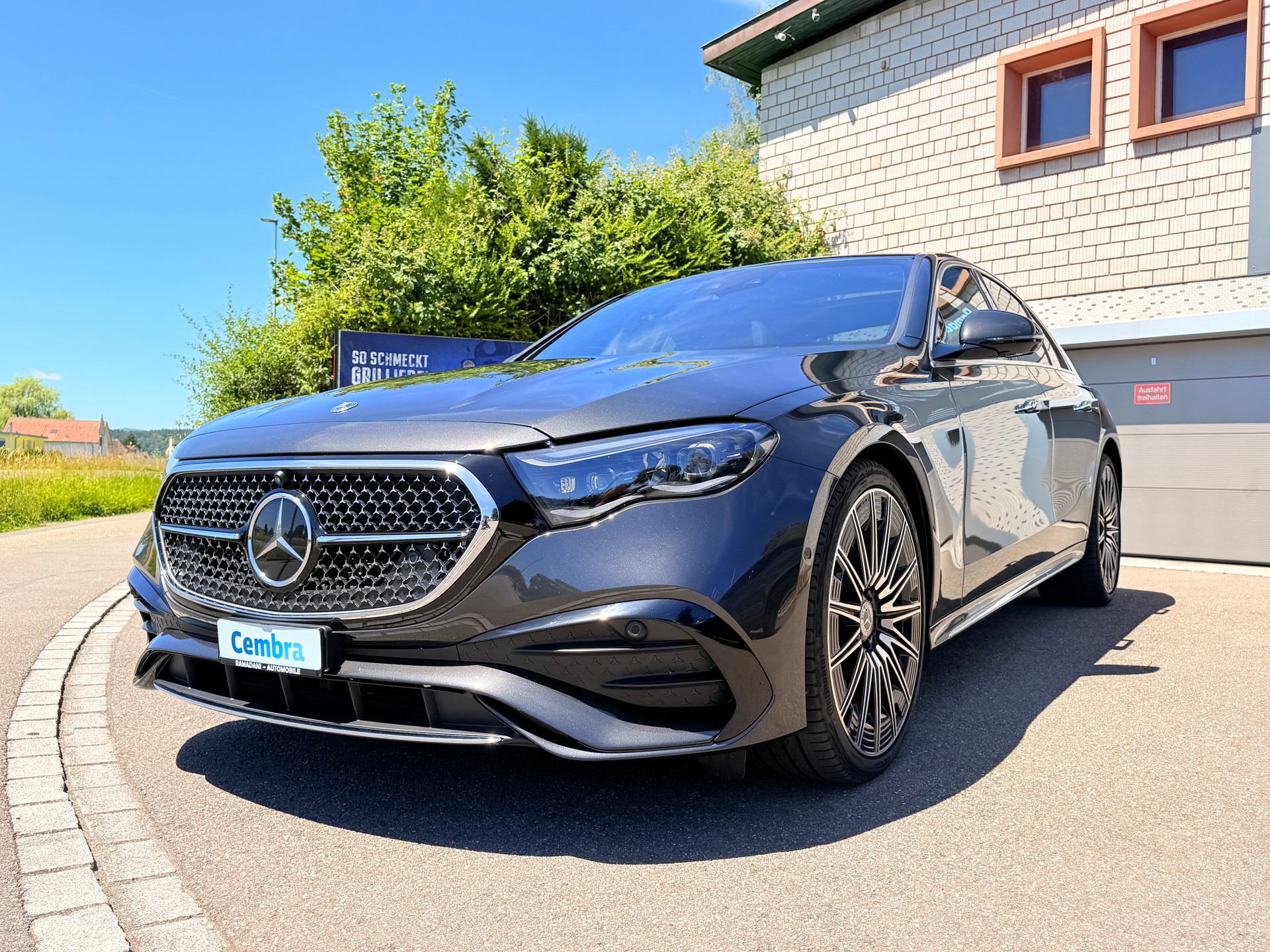 MERCEDES-BENZ E 220 d 4Matic AMG-Line 9G-Tronic-image-4