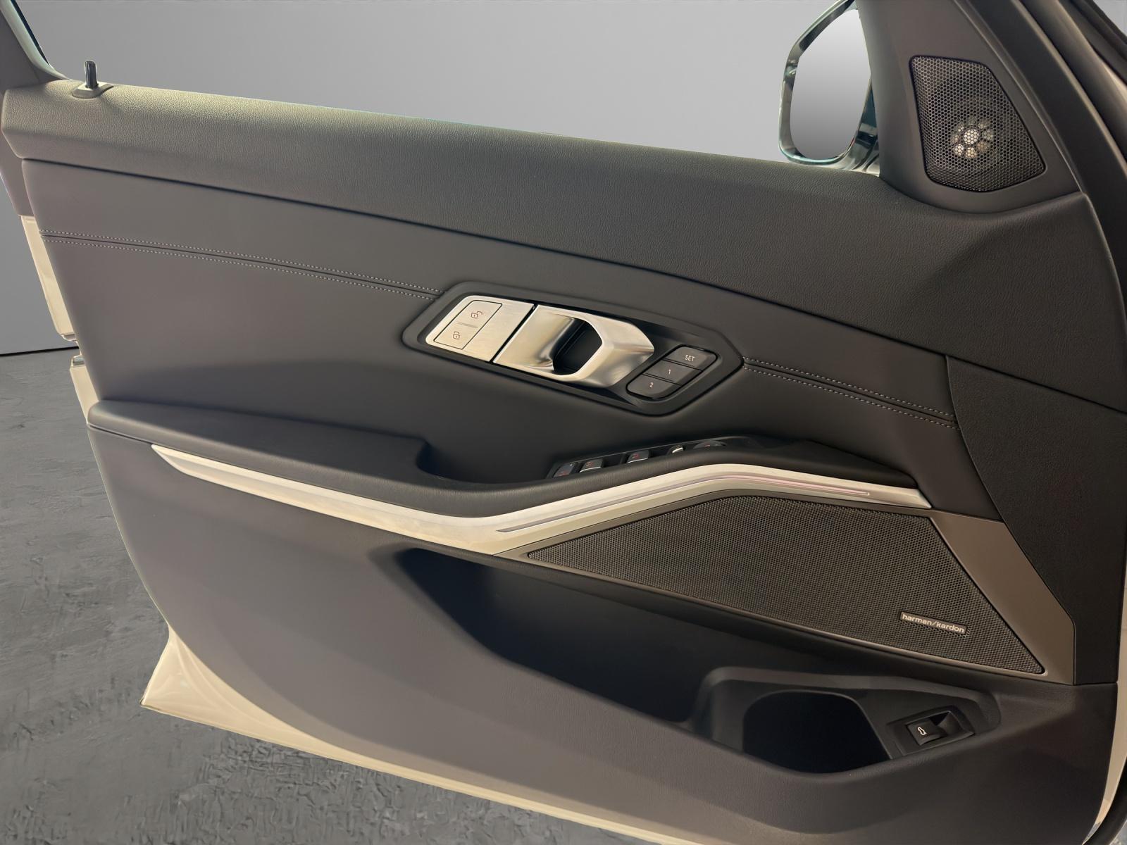 BMW M3 Competition xDrive Touring-image-8