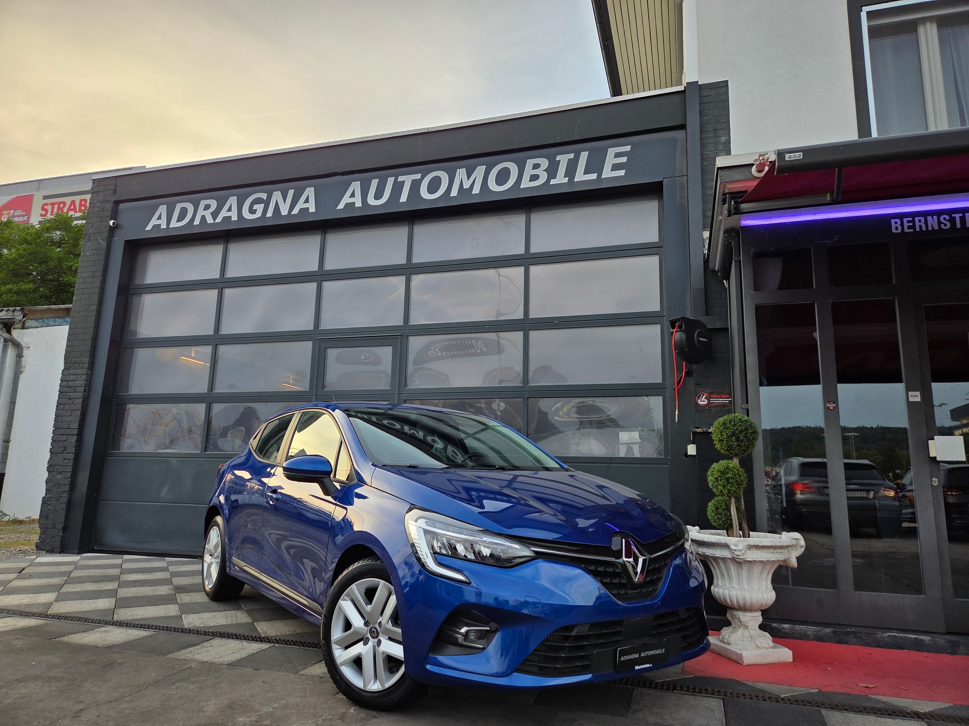 RENAULT Clio 1.0 Intens CVT-image-0