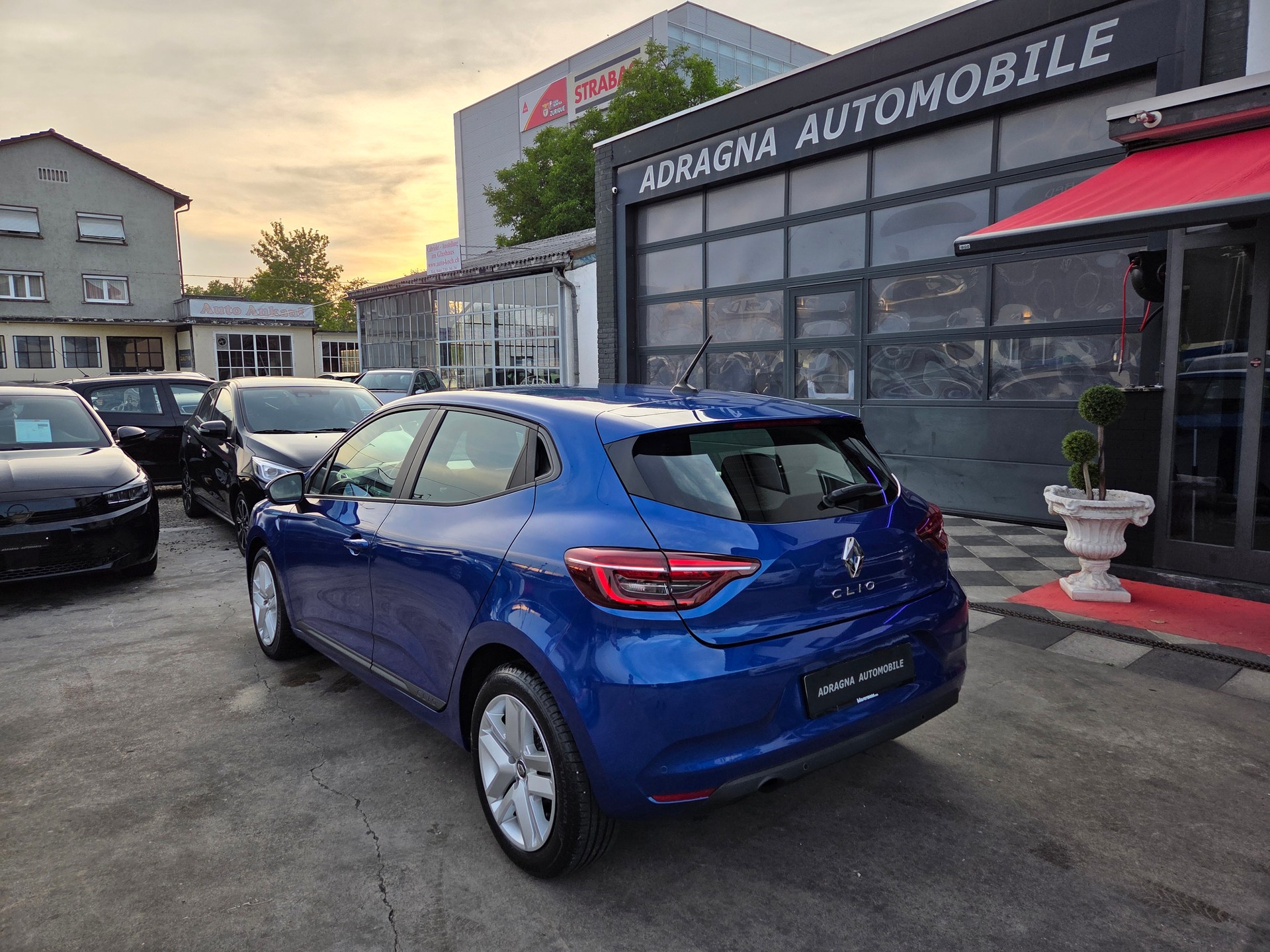 RENAULT Clio 1.0 Intens CVT-image-4
