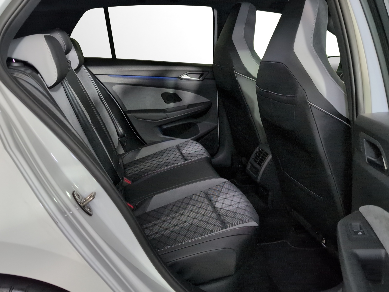 VW Golf 1.5 eTSI mHEV ACT R-Line 75 Edition DSG-image-8