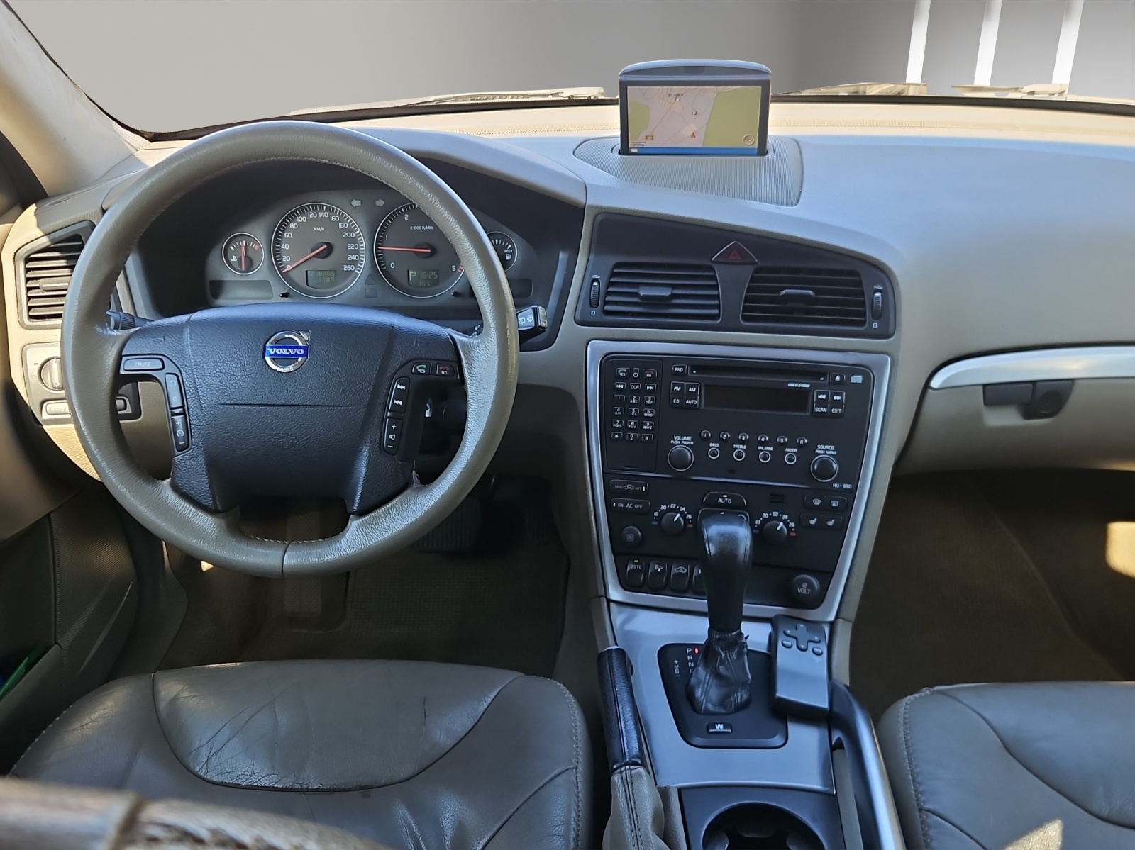 VOLVO XC70 D5 AWD Momentum-image-11
