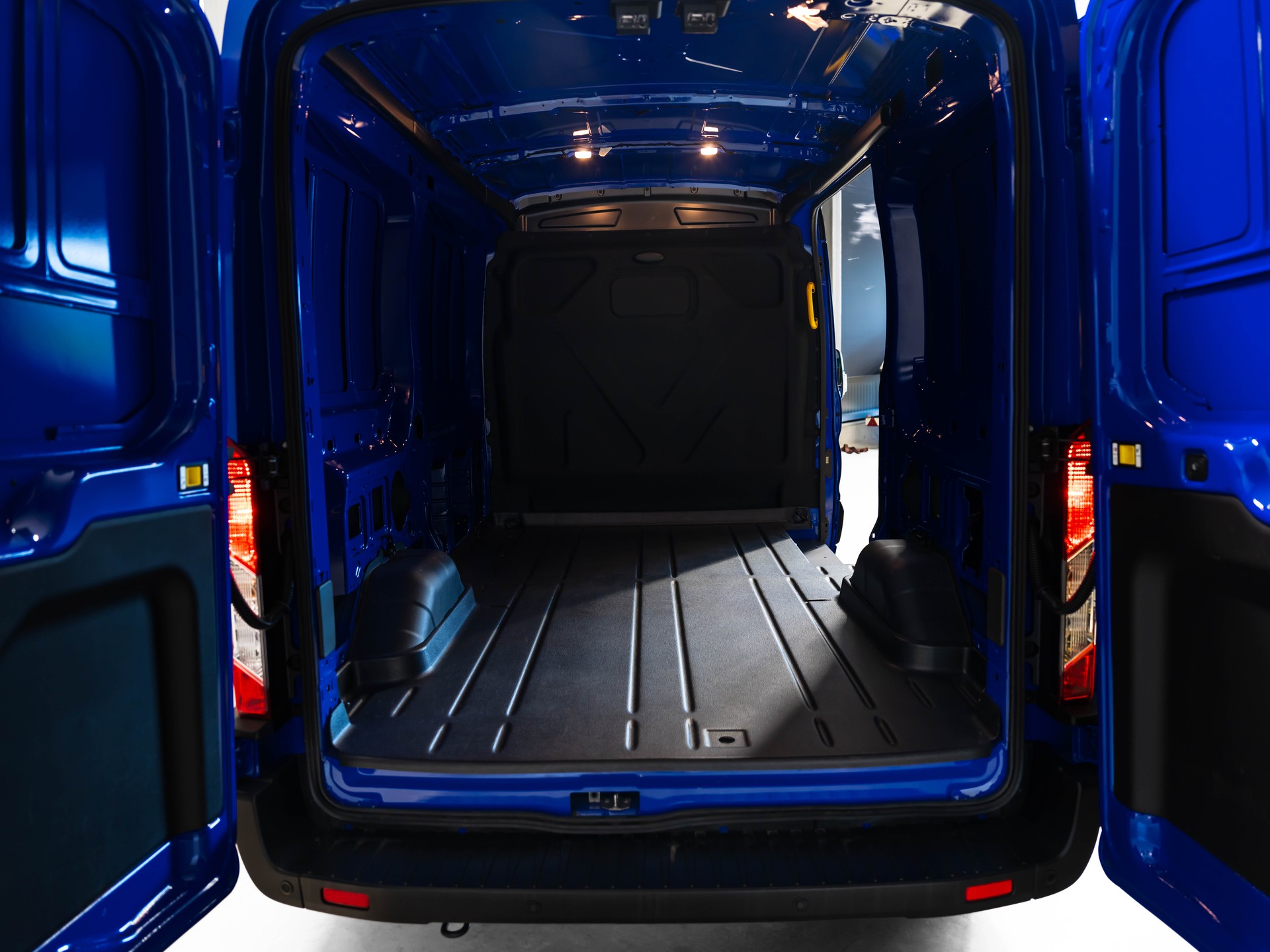 FORD E-Transit Van 350 L2 Basis RWD 68kWh-image-16