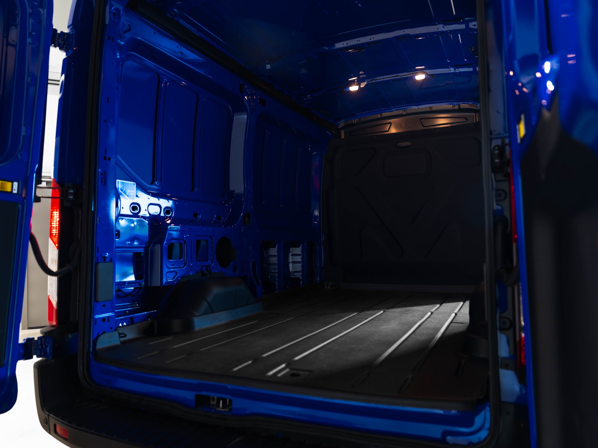 FORD E-Transit Van 350 L2 Basis RWD 68kWh-image-17