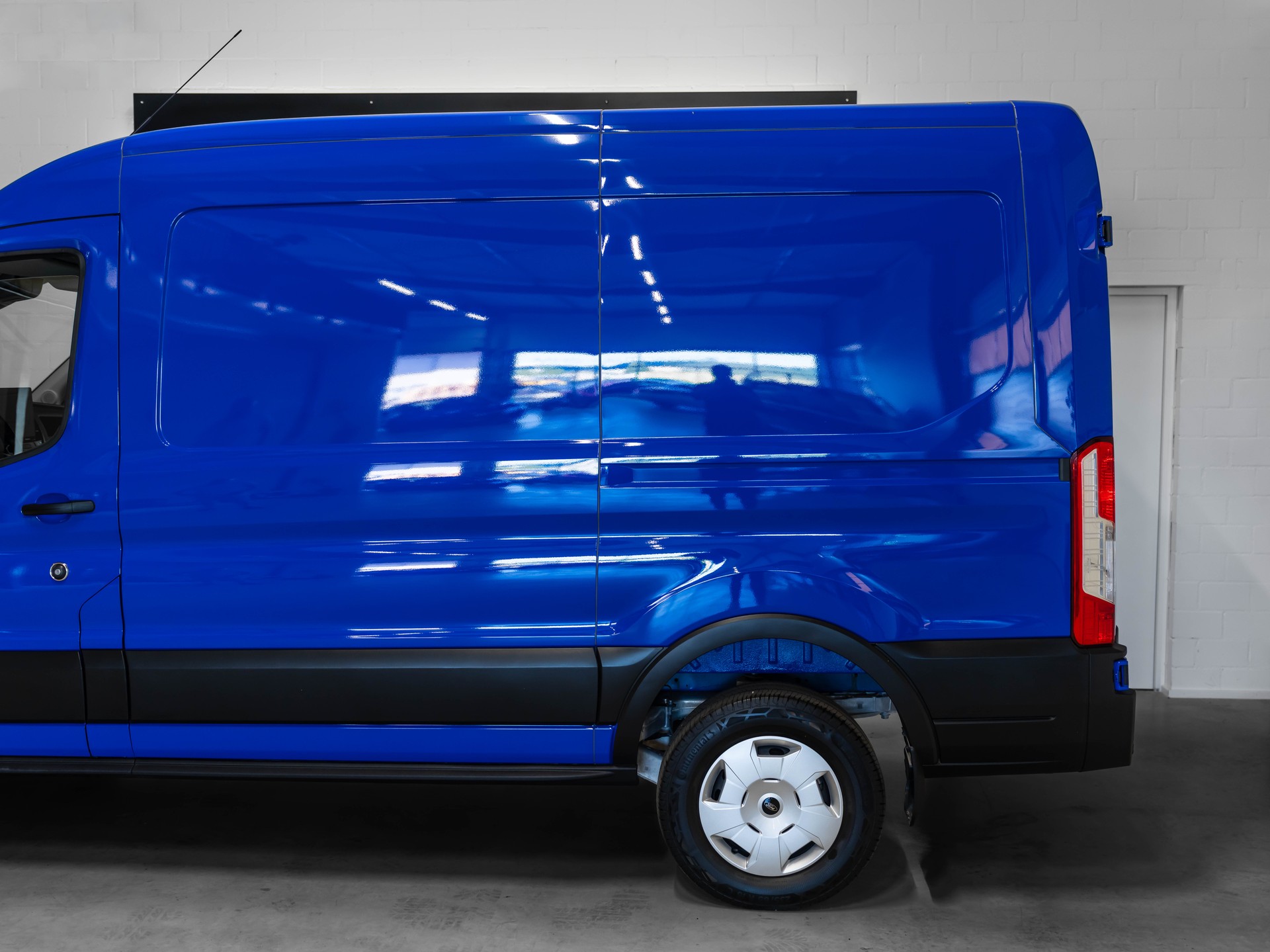 FORD E-Transit Van 350 L2 Basis RWD 68kWh-image-25