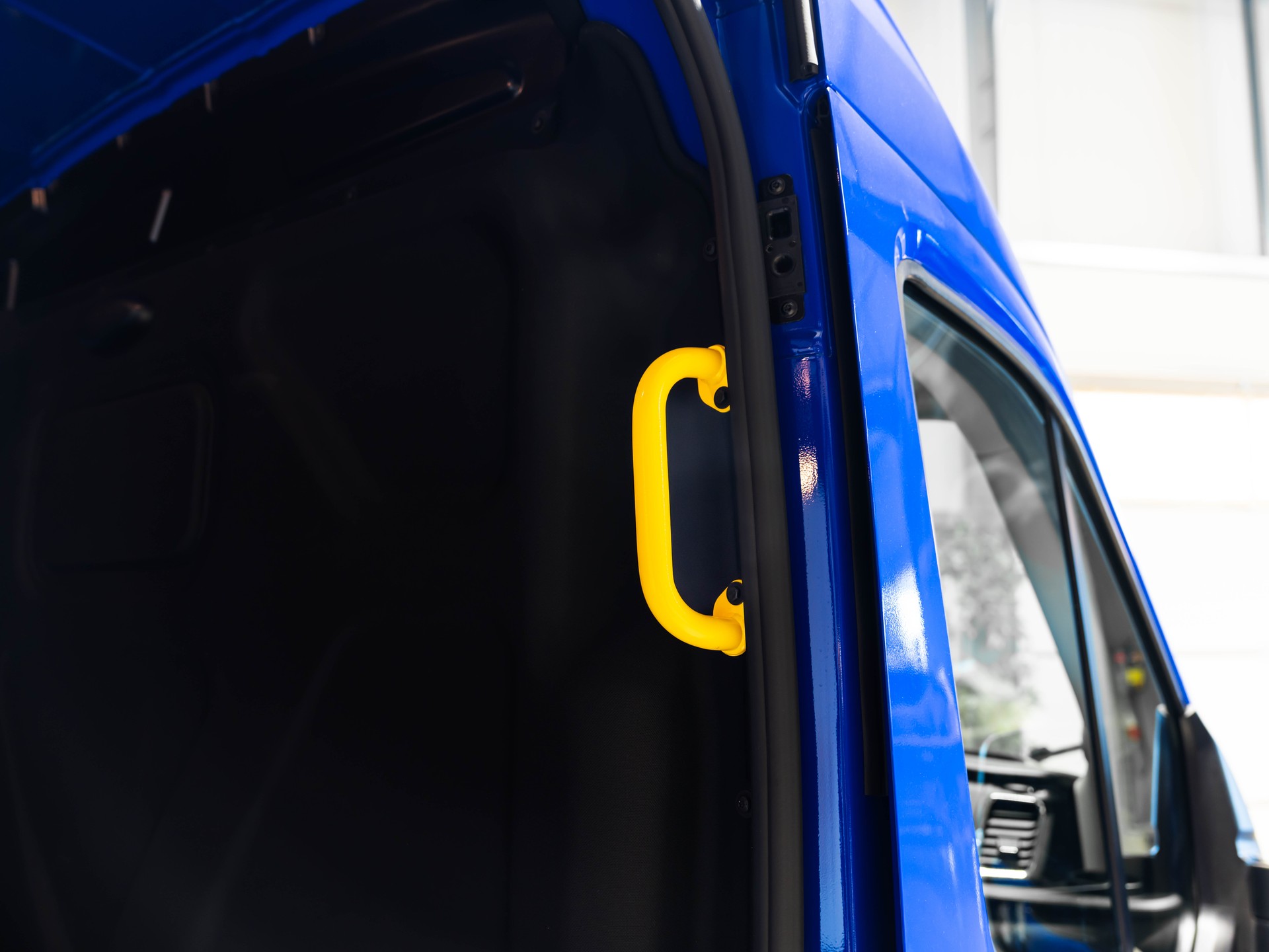 FORD E-Transit Van 350 L2 Basis RWD 68kWh-image-14