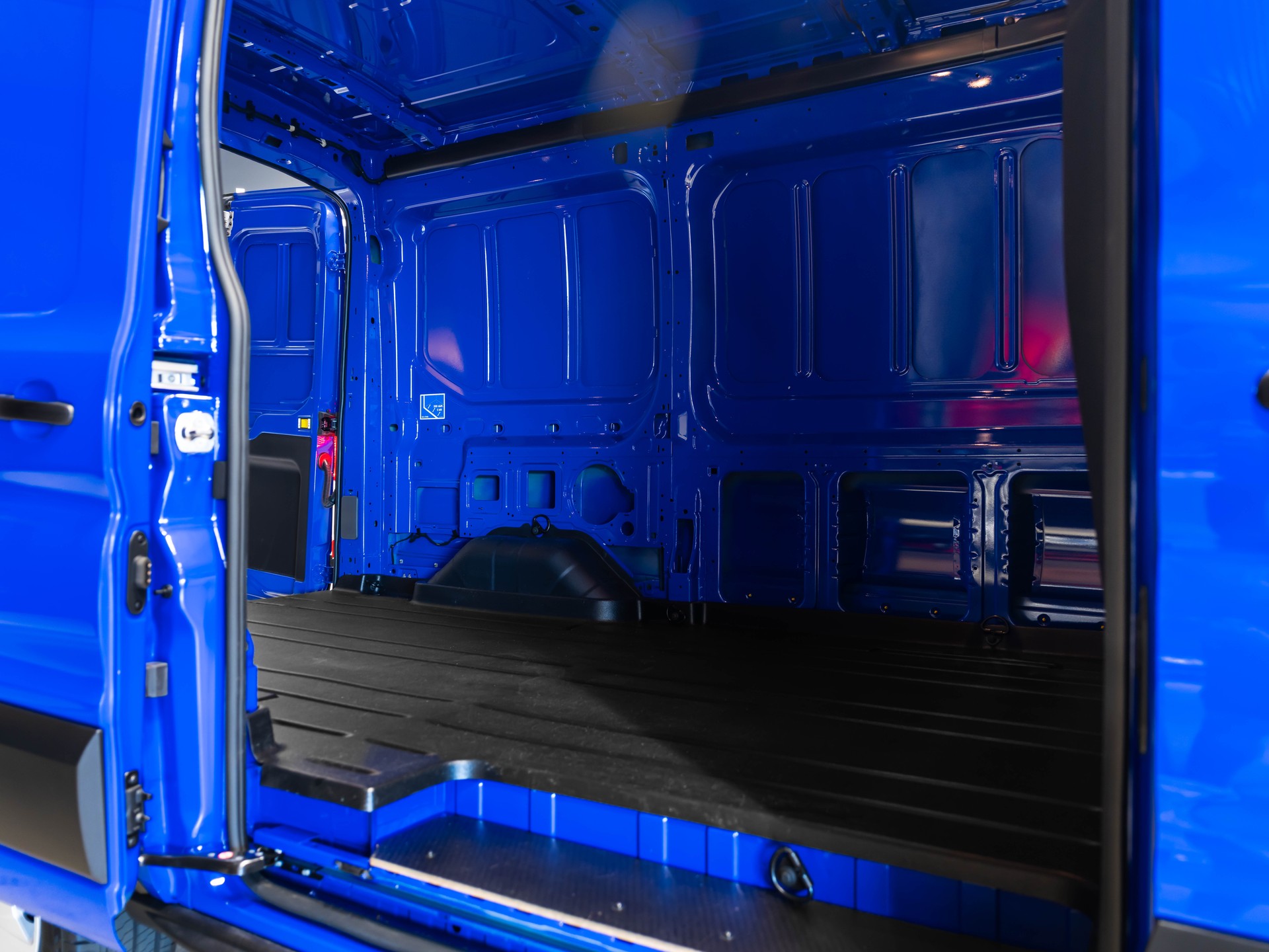 FORD E-Transit Van 350 L2 Basis RWD 68kWh-image-12