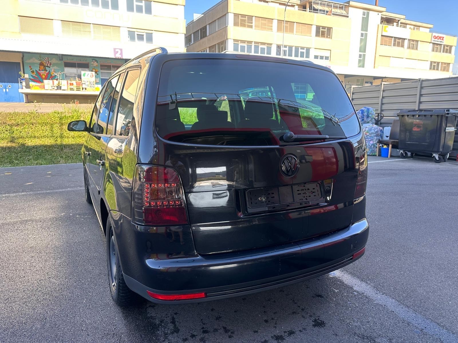VW Touran 1.6 FSI-image-2