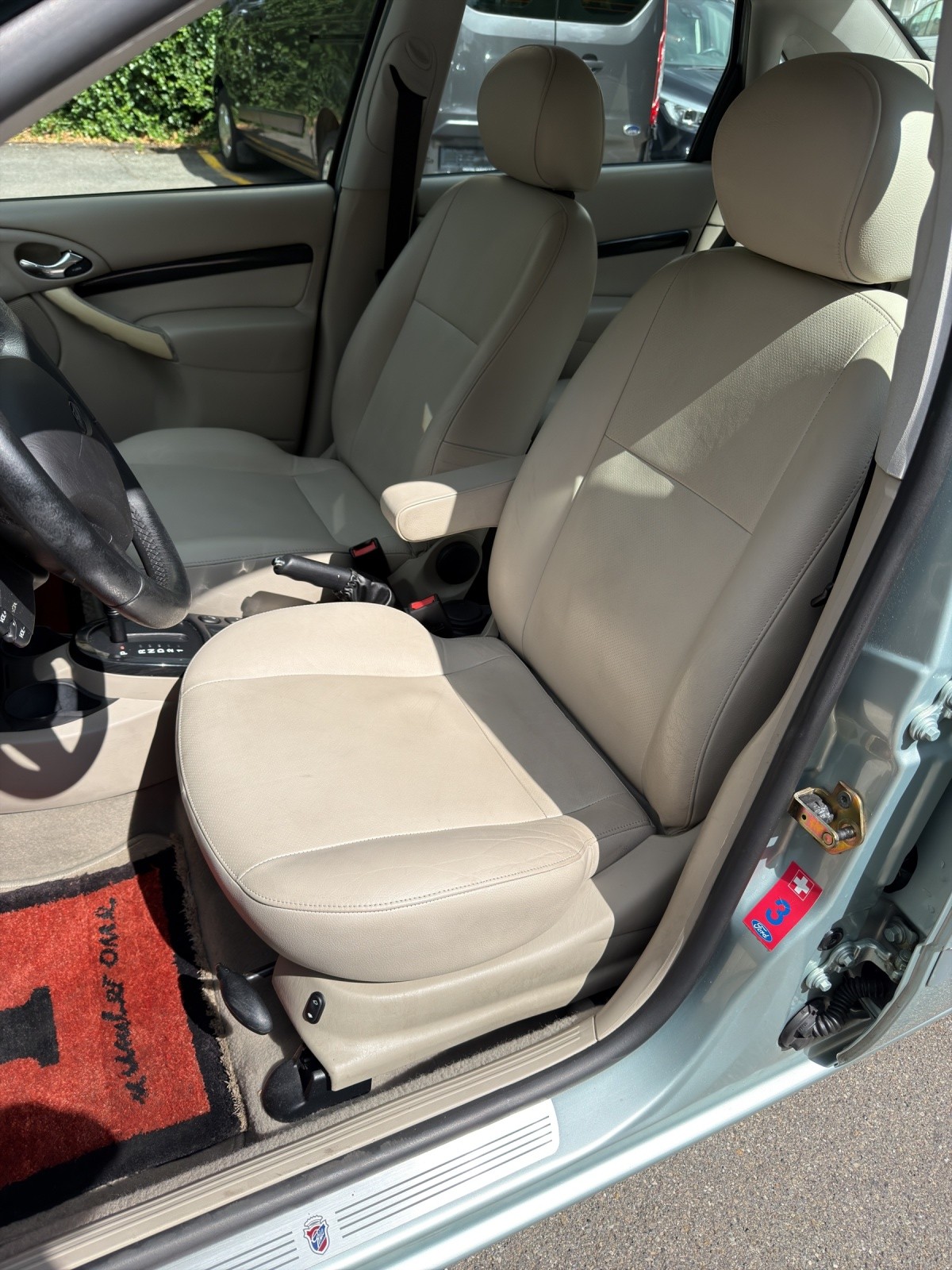 FORD Focus 2.0i 16V Ghia-image-9