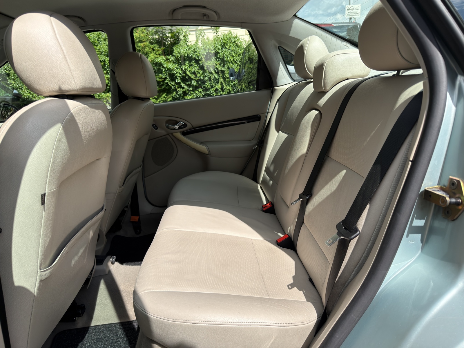 FORD Focus 2.0i 16V Ghia-image-10