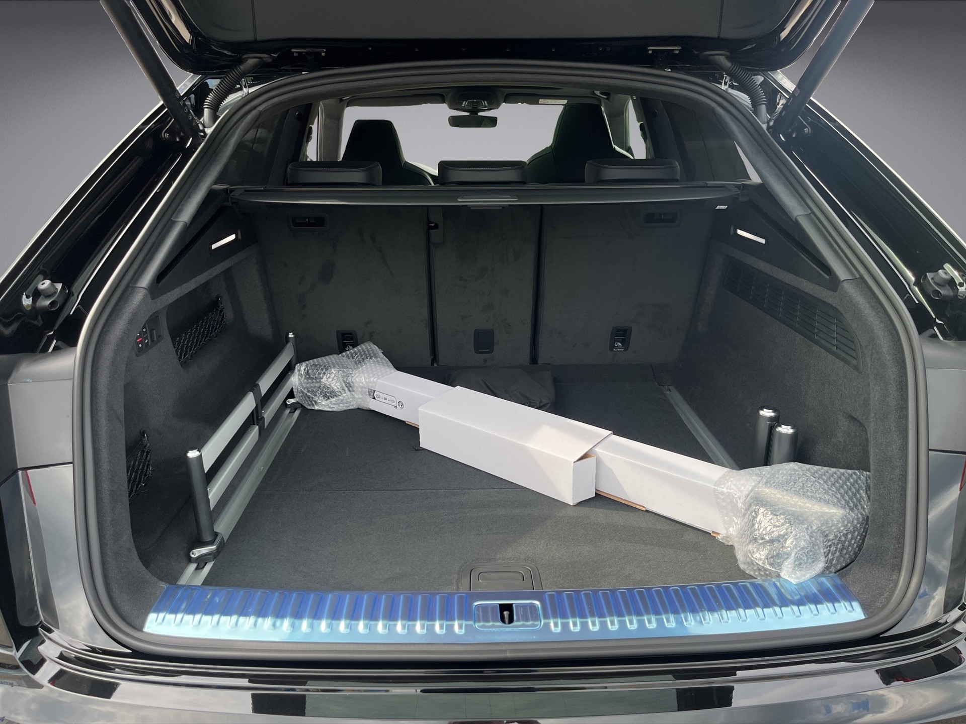 AUDI RSQ8 performance quattro*Panodach, Standheizung, AHK, Luftfederung, (5-Jahre Garantie)-image-13