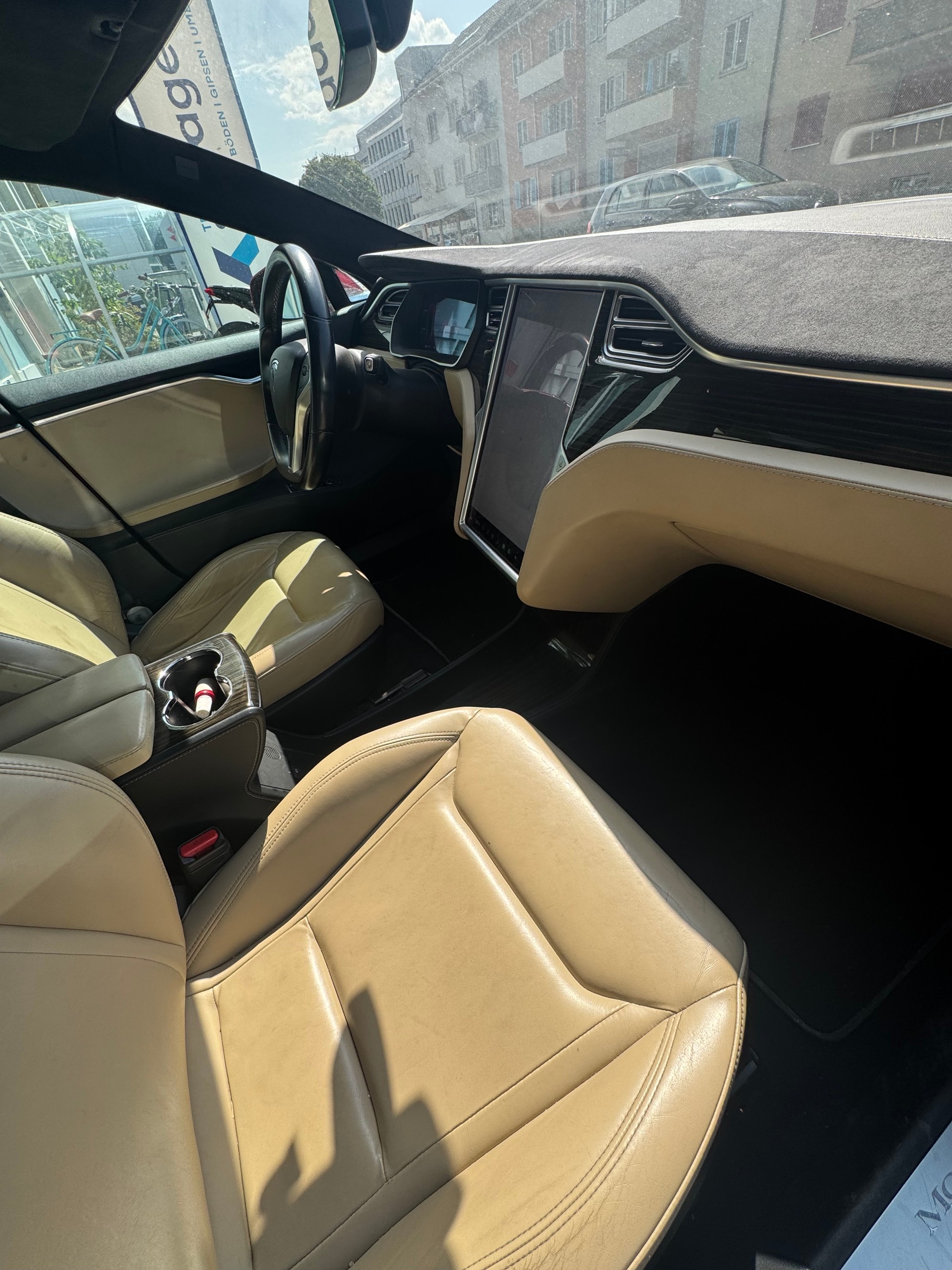 TESLA Model S 85 D-image-4
