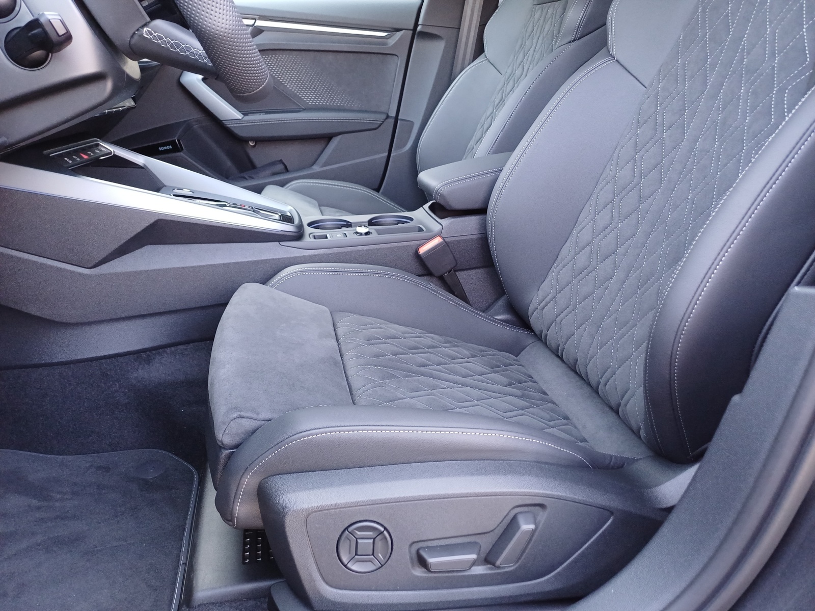 AUDI A3 Sportback TFSI 110 kW S line Attraction S tronic-image-7