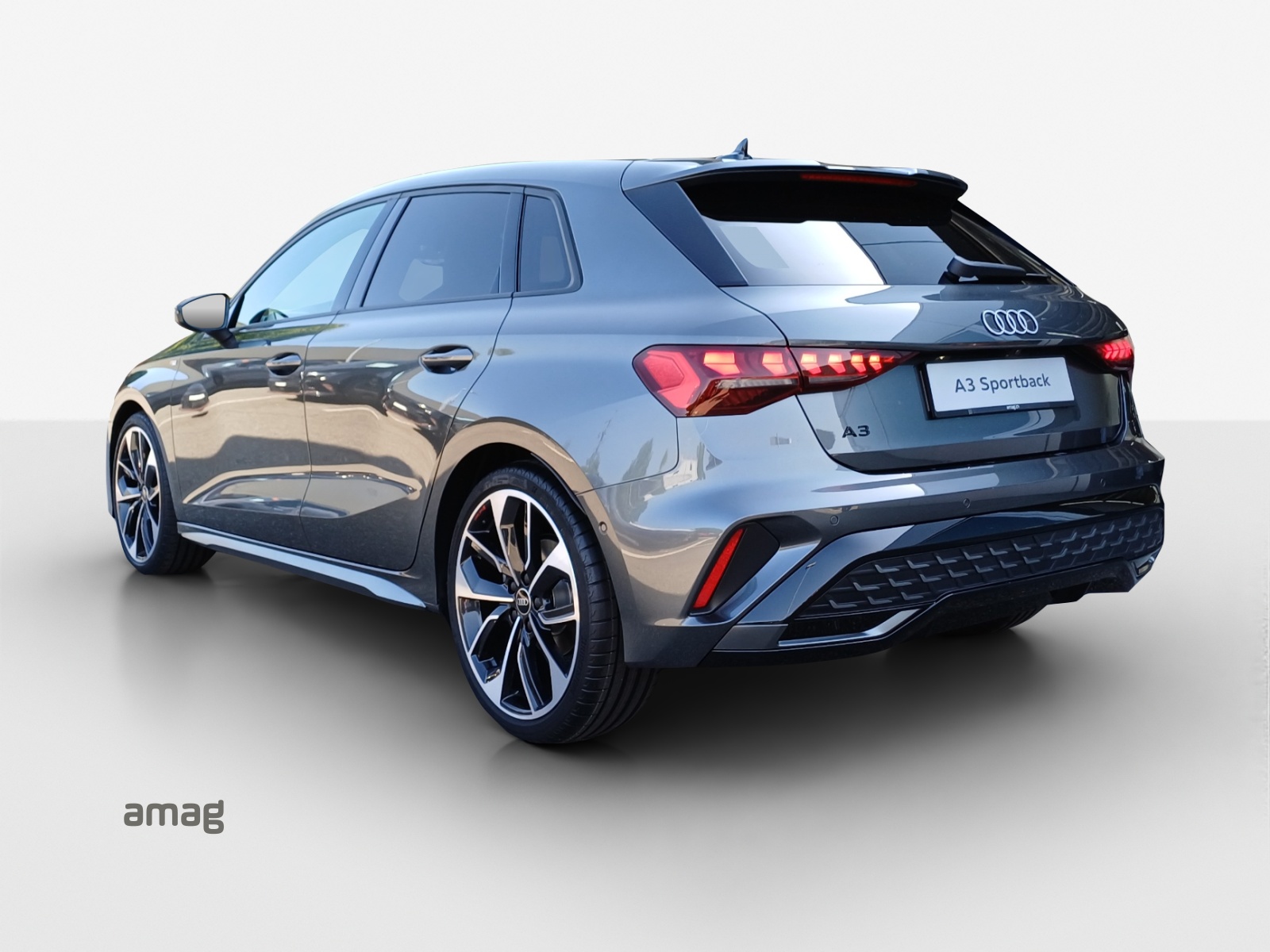 AUDI A3 Sportback TFSI 110 kW S line Attraction S tronic-image-2