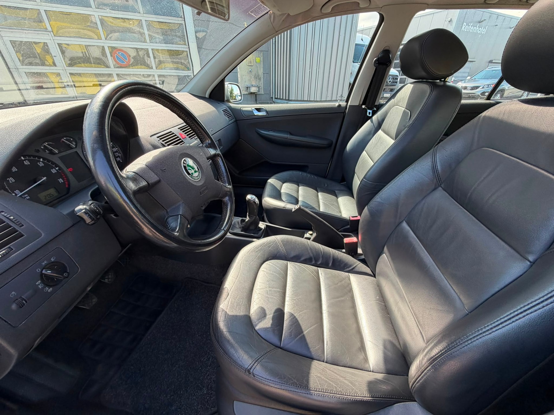 SKODA Fabia 2.0 Elegance-image-11