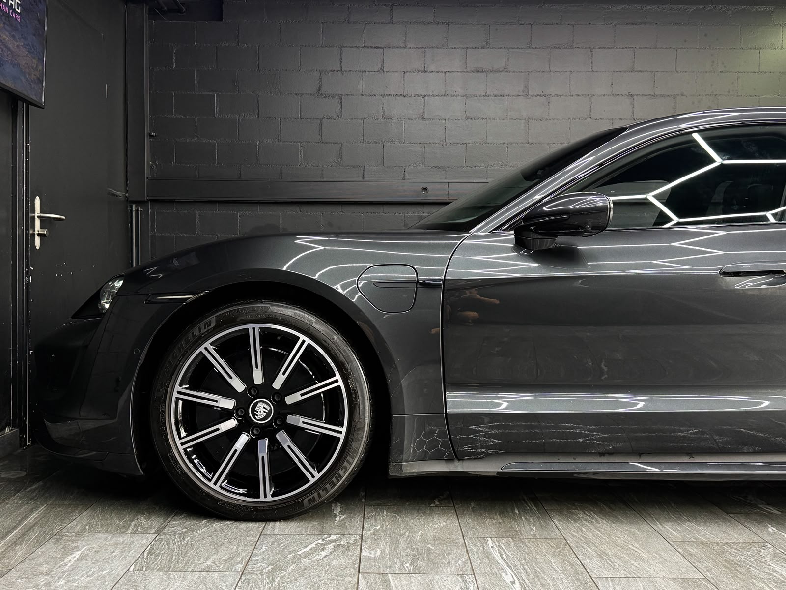 PORSCHE Taycan Turbo-image-4