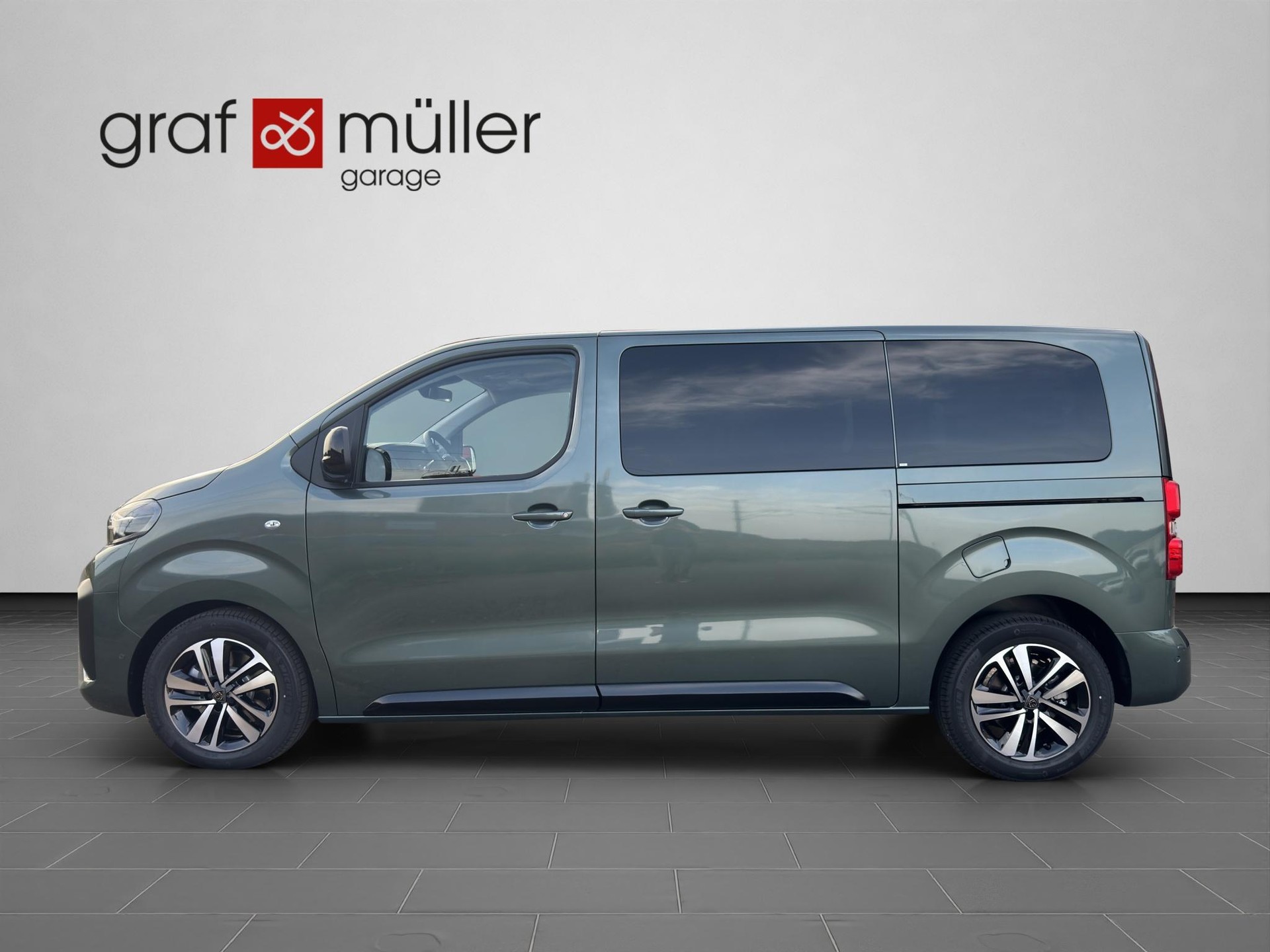 PEUGEOT Traveller Standard 2.2 BlueHDi 180 Family Edition S/S-image-1