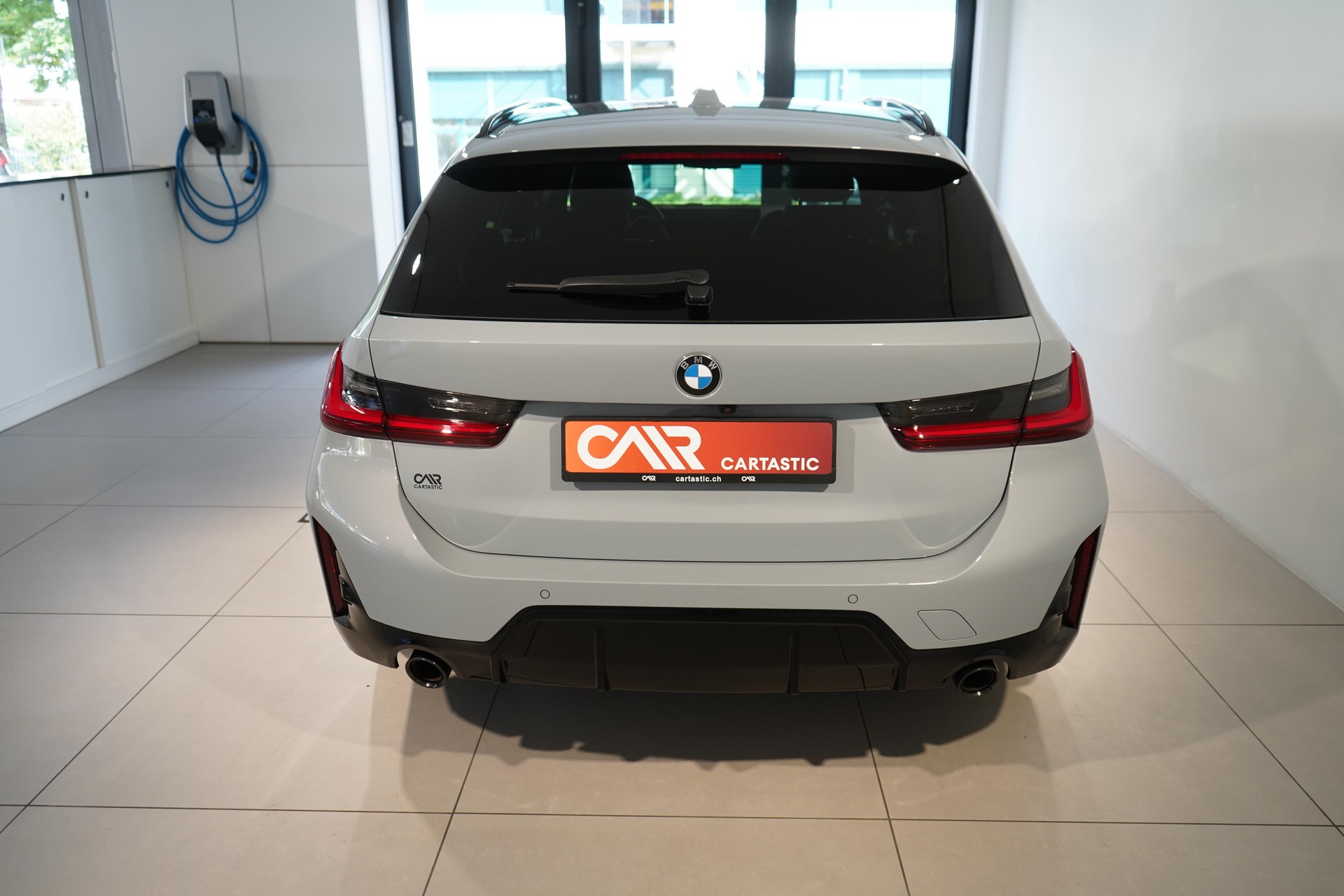 BMW 318i Touring-showroom-element-3