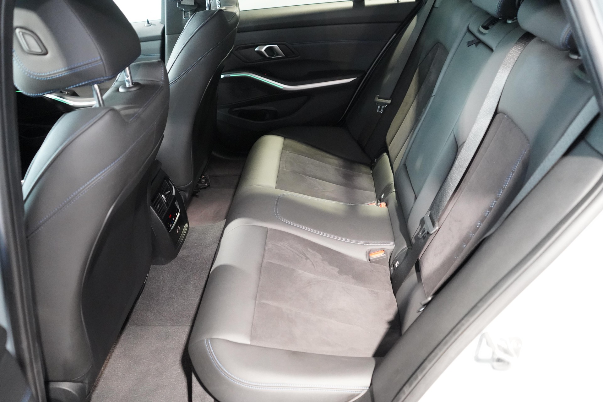 BMW 318i Touring-image-23