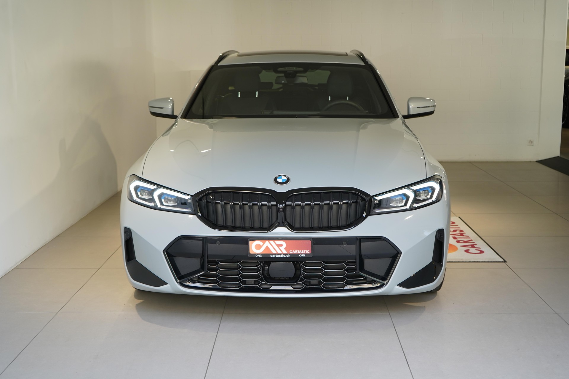 BMW 318i Touring-showroom-element-1