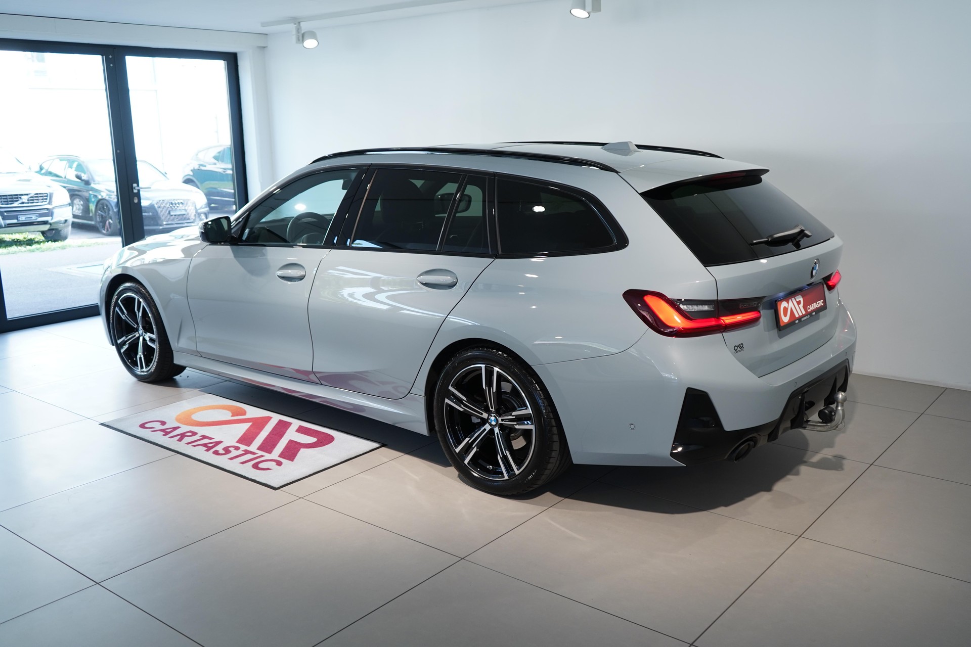BMW 318i Touring-showroom-element-2