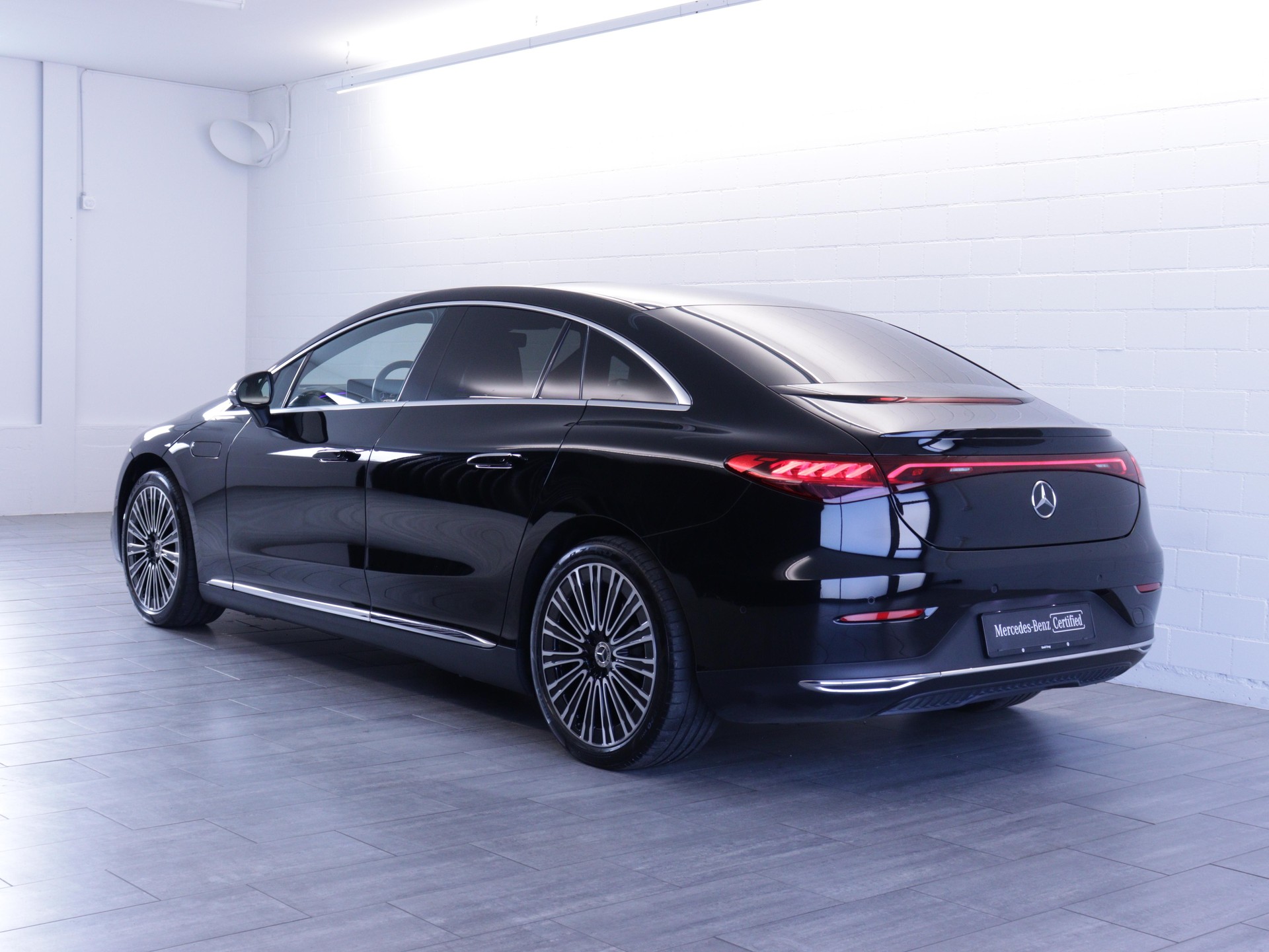 MERCEDES-BENZ EQE 350+ Electric Art Line-showroom-element-3