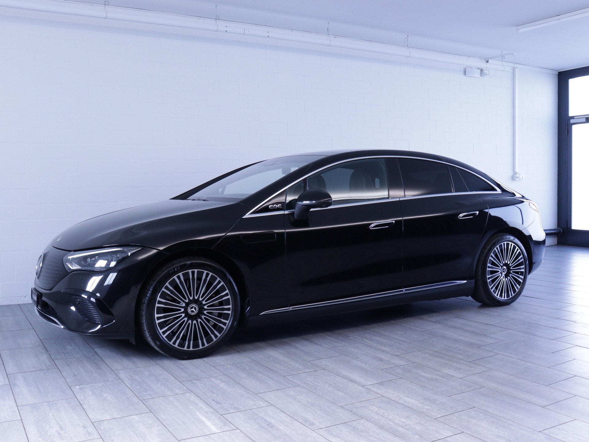 MERCEDES-BENZ EQE 350+ Electric Art Line-showroom-element-1
