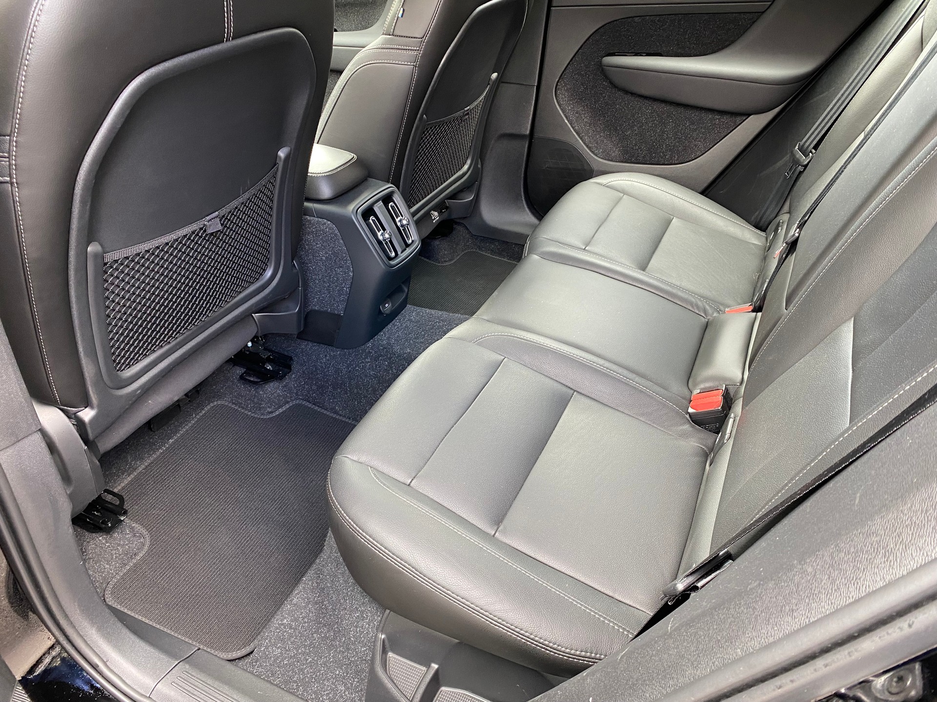 VOLVO XC40 P8 AWD Pure Electric R-Design-image-8