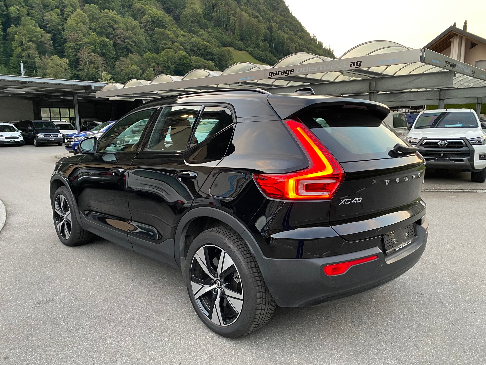 VOLVO XC40 P8 AWD Pure Electric R-Design-image-9