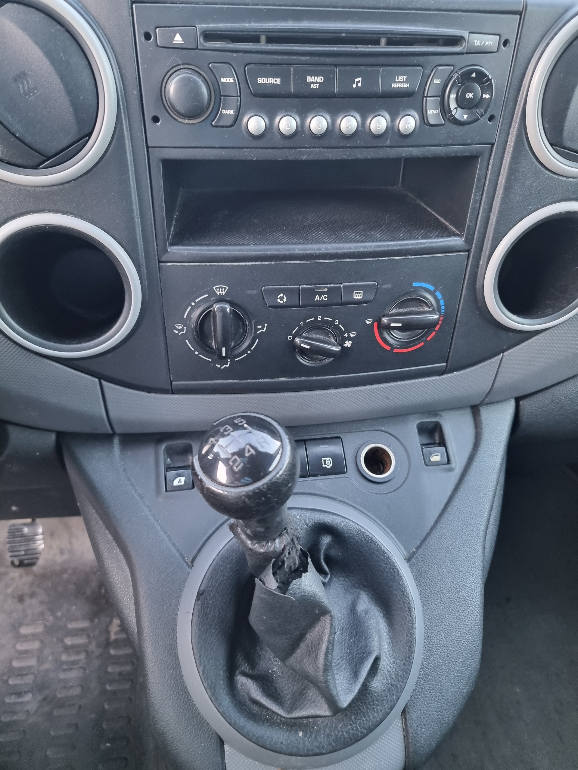 PEUGEOT Partner 1.6 HDI Urban-image-12
