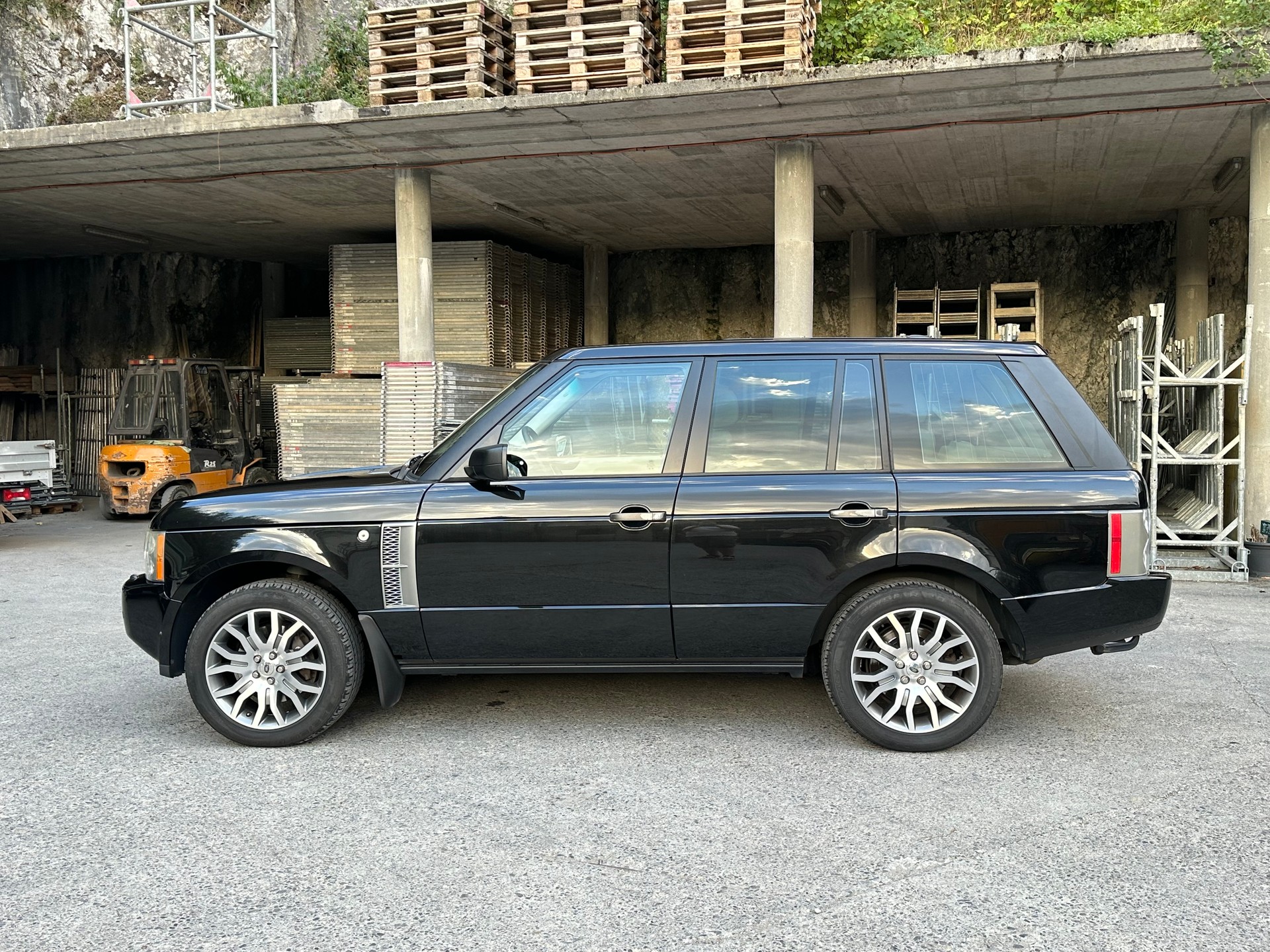LAND ROVER 3.6 TDV8 Autobiography-image-1