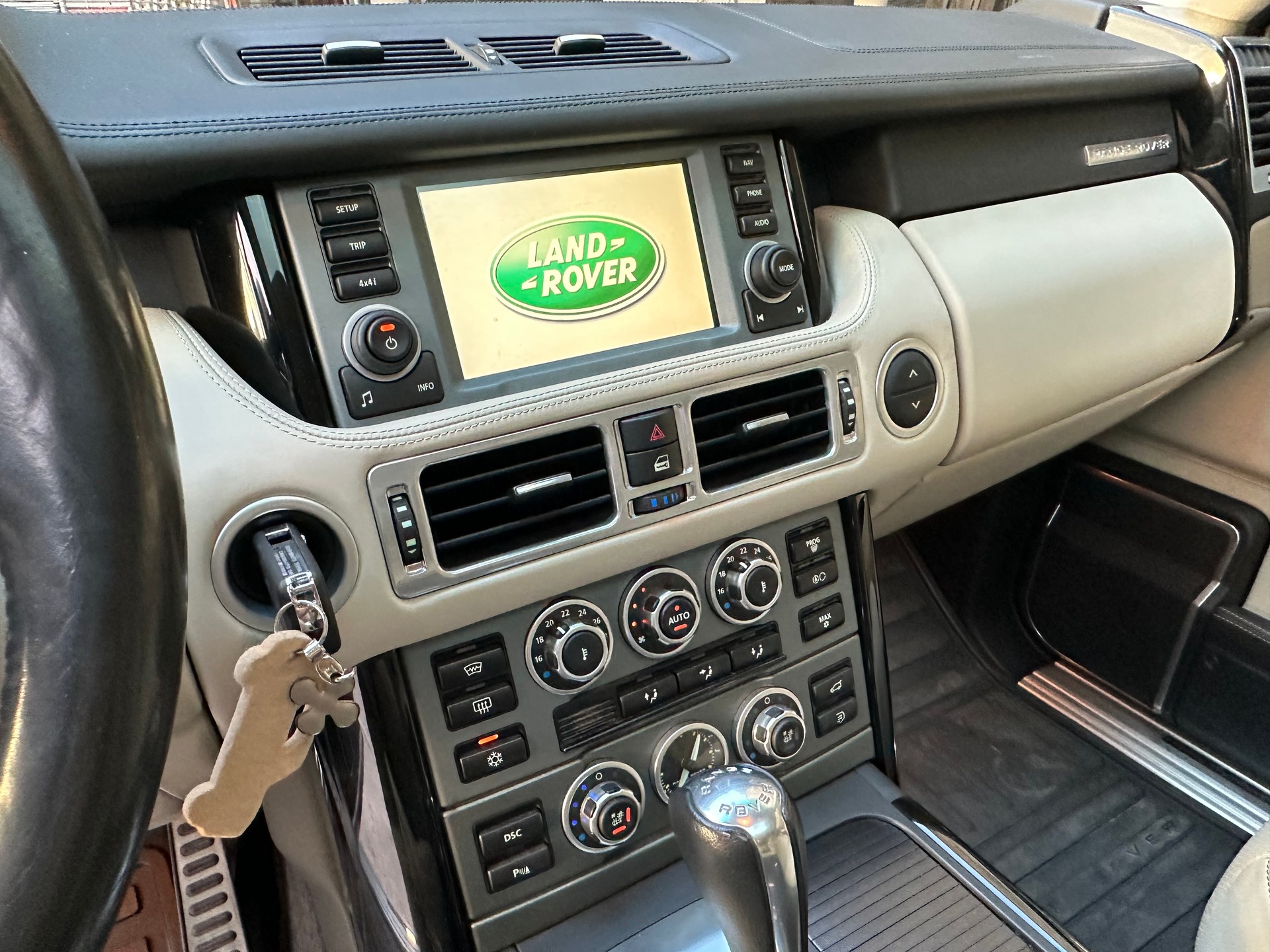 LAND ROVER 3.6 TDV8 Autobiography-image-15