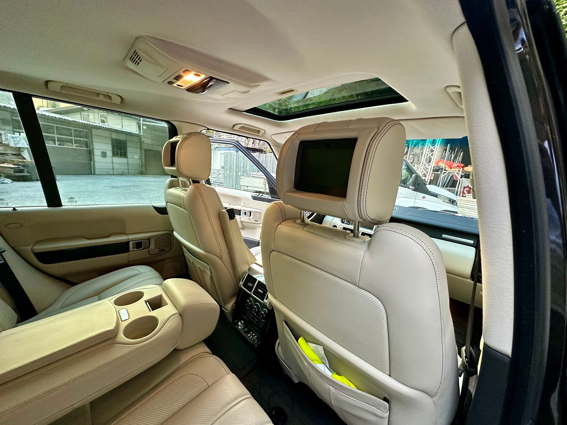 LAND ROVER 3.6 TDV8 Autobiography-image-12
