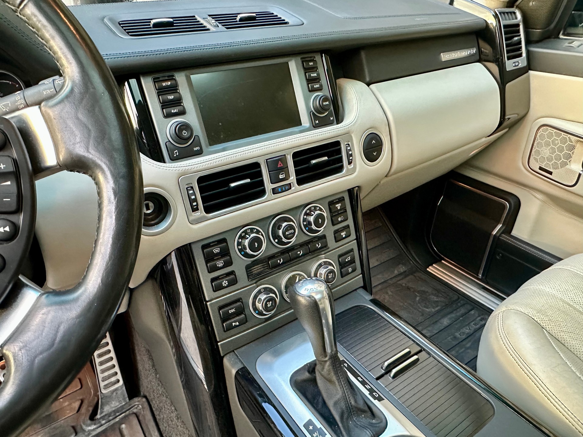 LAND ROVER 3.6 TDV8 Autobiography-image-14