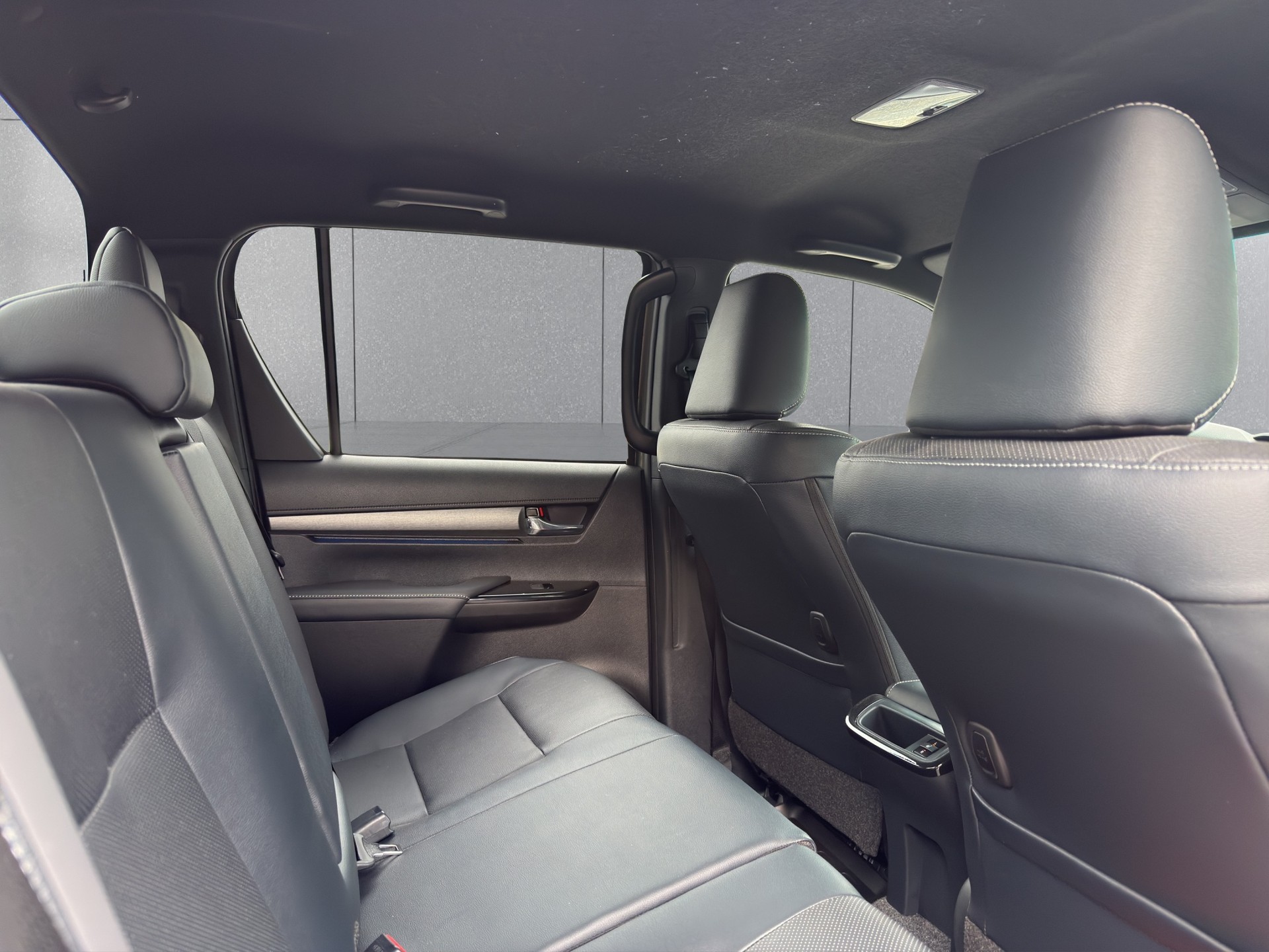 TOYOTA Hilux 2.8D-4D Invincible Double Cab 4x4 A-image-10