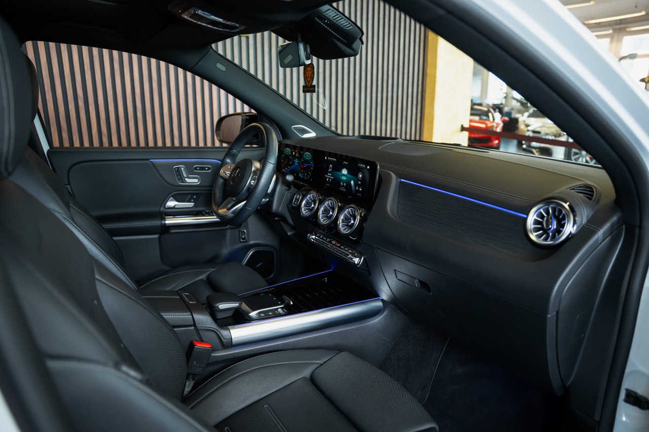 MERCEDES-BENZ GLA 250 AMG Line 8G-DCT-image-13