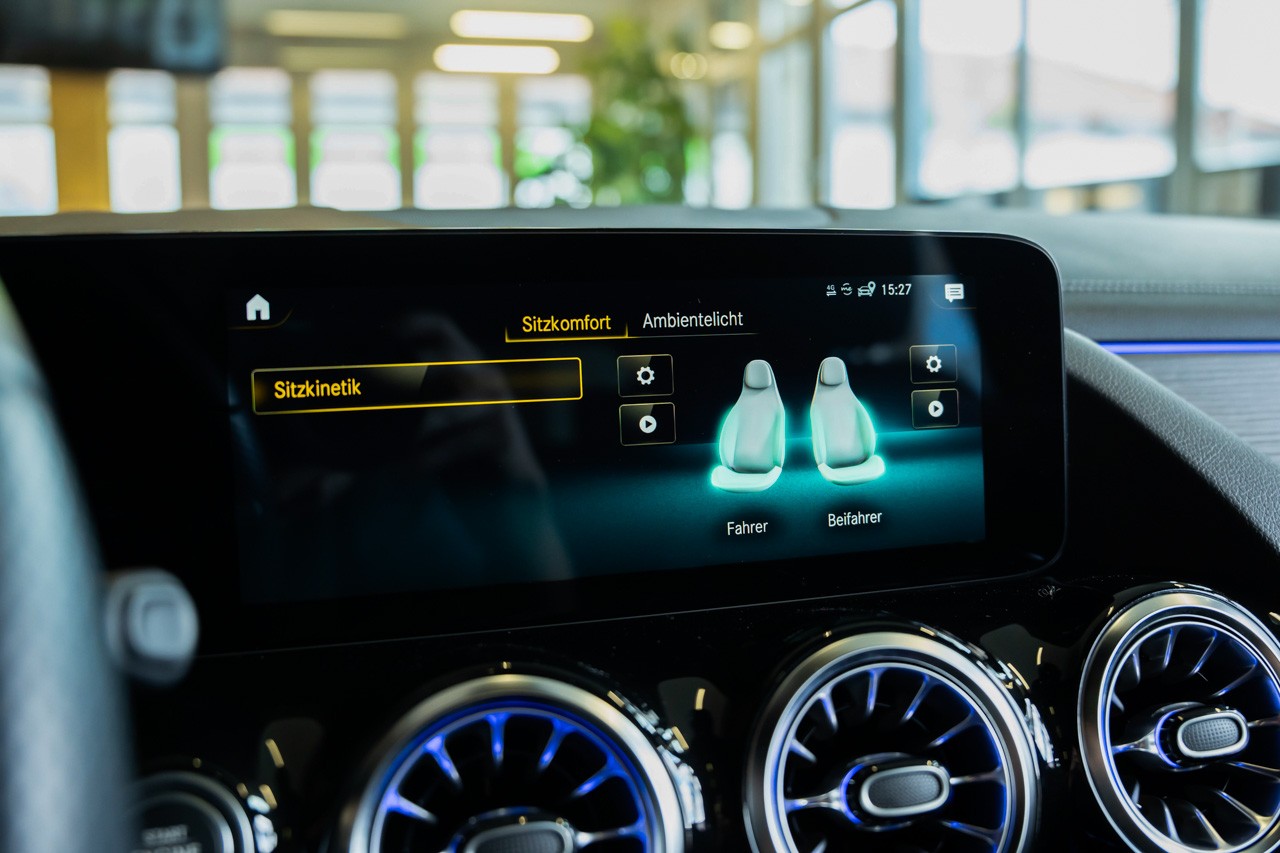 MERCEDES-BENZ GLA 250 AMG Line 8G-DCT-image-21