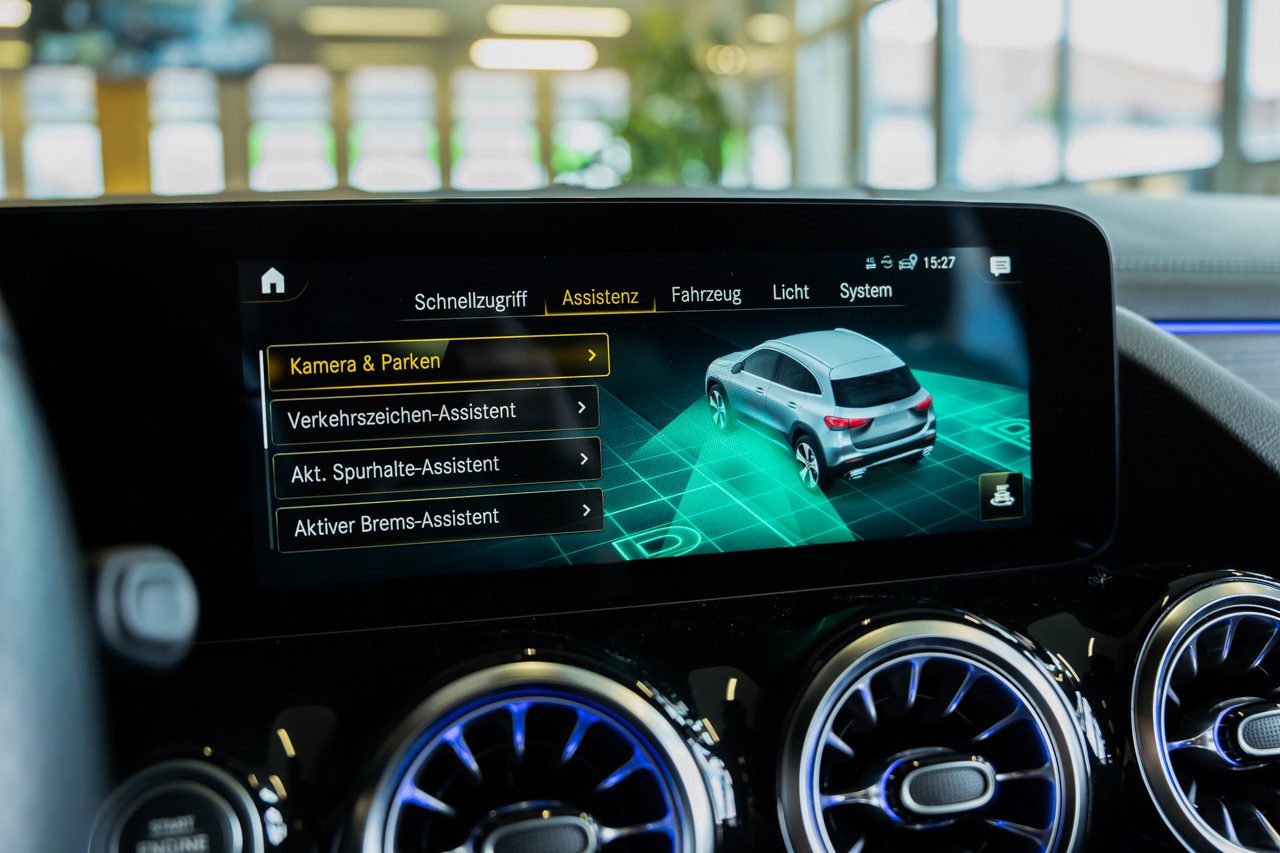 MERCEDES-BENZ GLA 250 AMG Line 8G-DCT-image-23