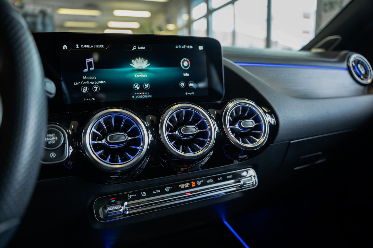 MERCEDES-BENZ GLA 250 AMG Line 8G-DCT-image-26