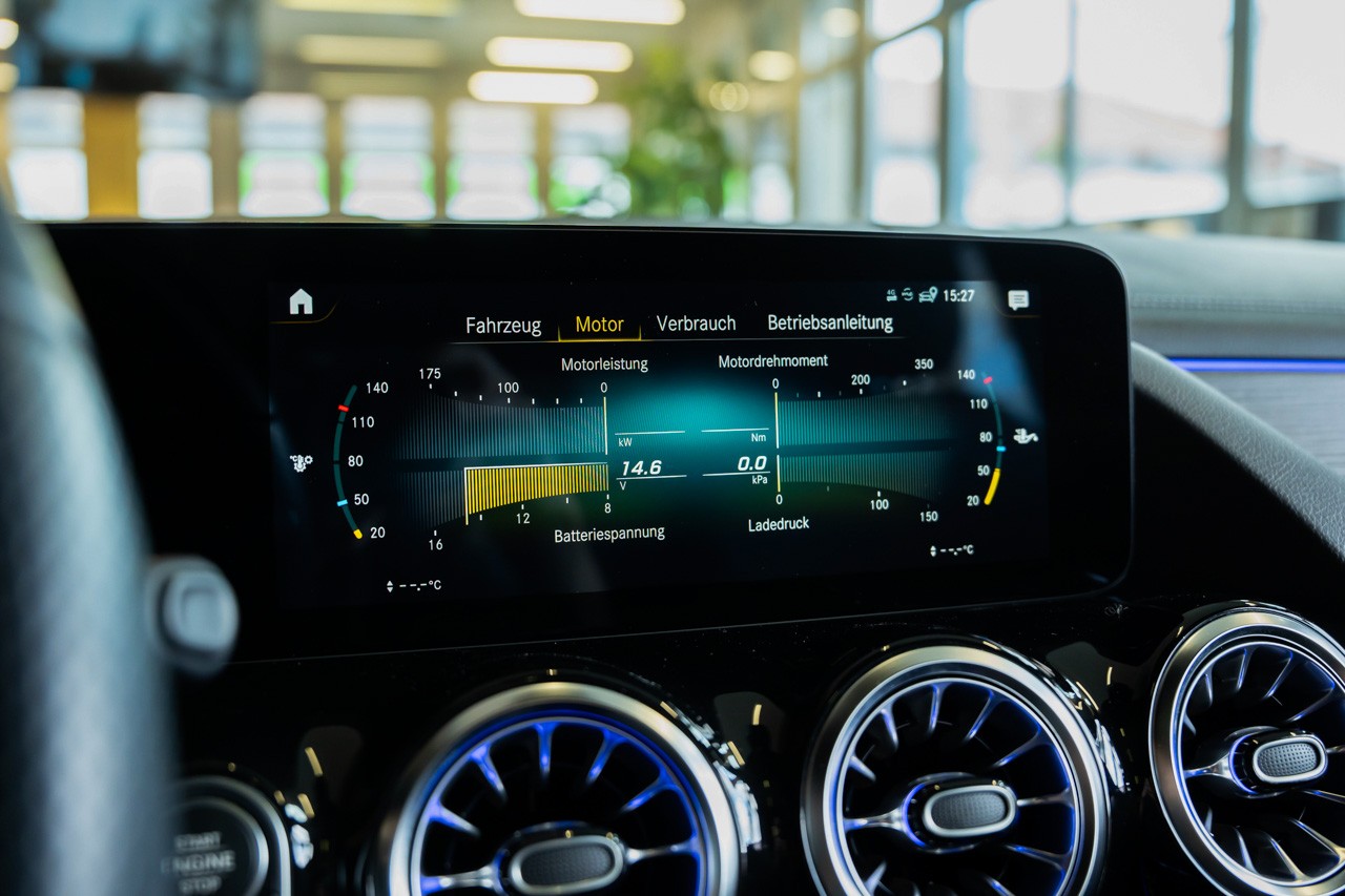 MERCEDES-BENZ GLA 250 AMG Line 8G-DCT-image-24