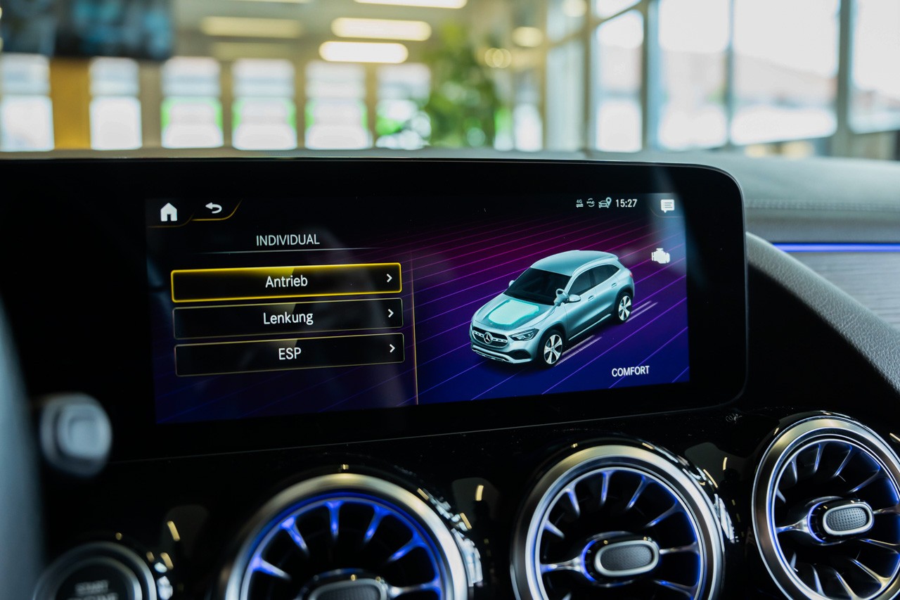 MERCEDES-BENZ GLA 250 AMG Line 8G-DCT-image-25