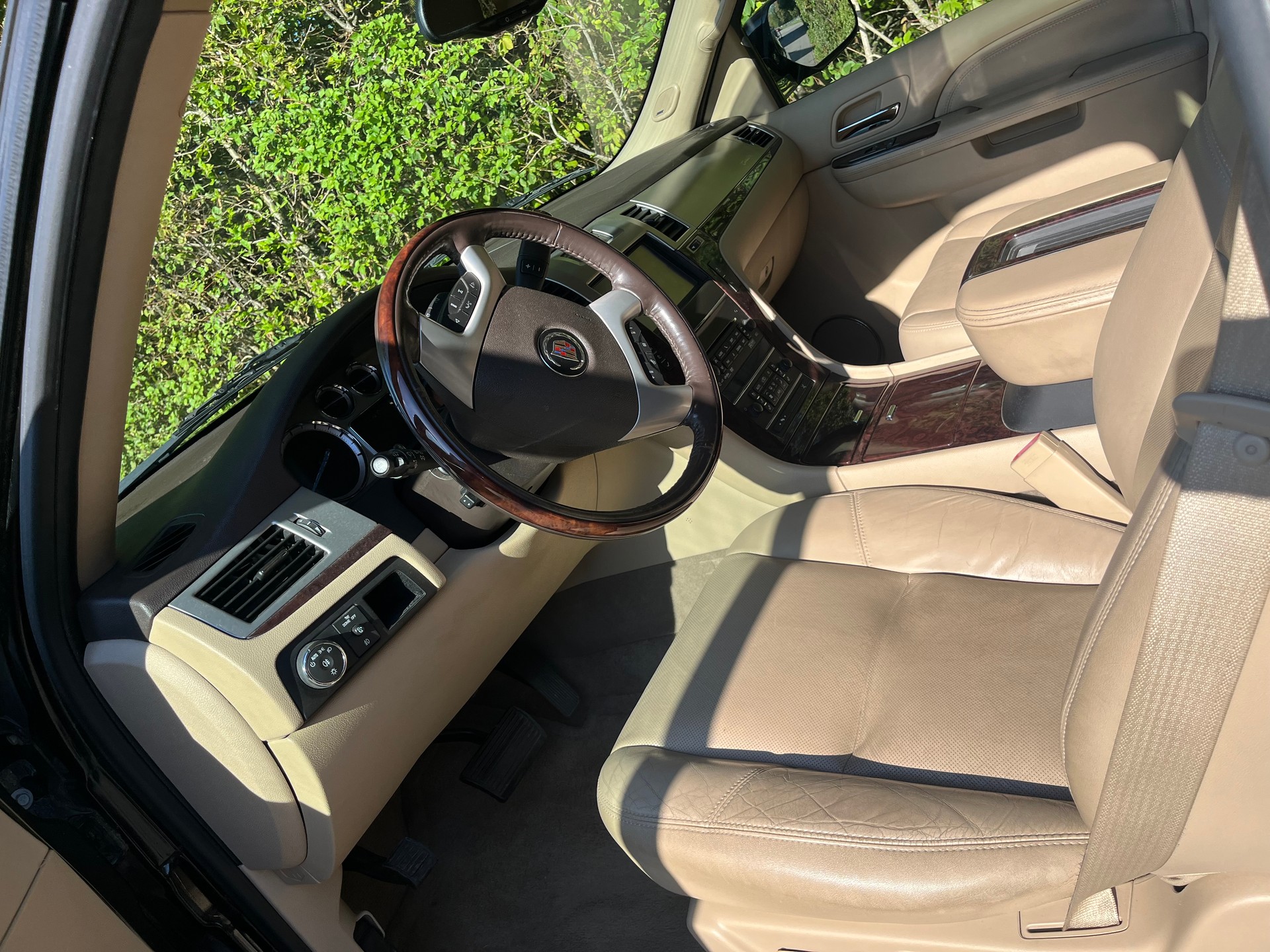 CADILLAC 6.2 V8 Sport Luxury-image-5