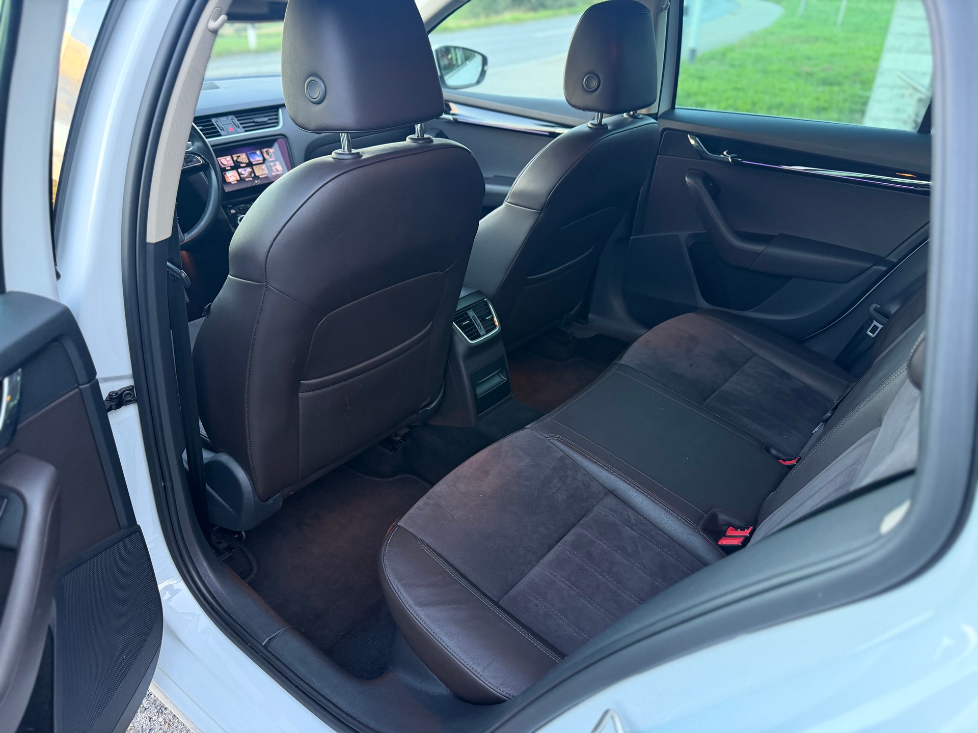 SKODA Octavia Combi 2.0 TDI L&K 4x4 DSG-image-11