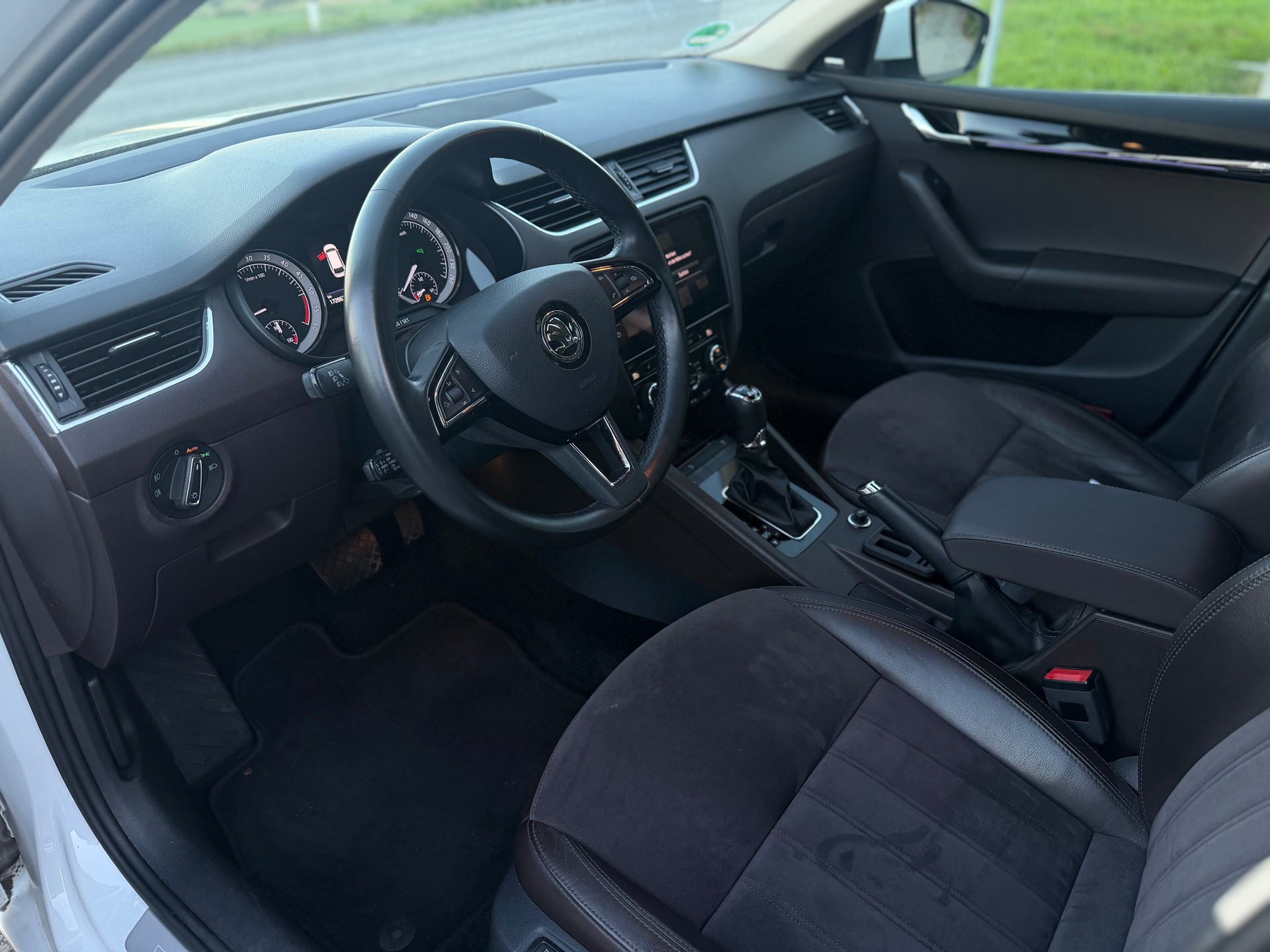 SKODA Octavia Combi 2.0 TDI L&K 4x4 DSG-image-6